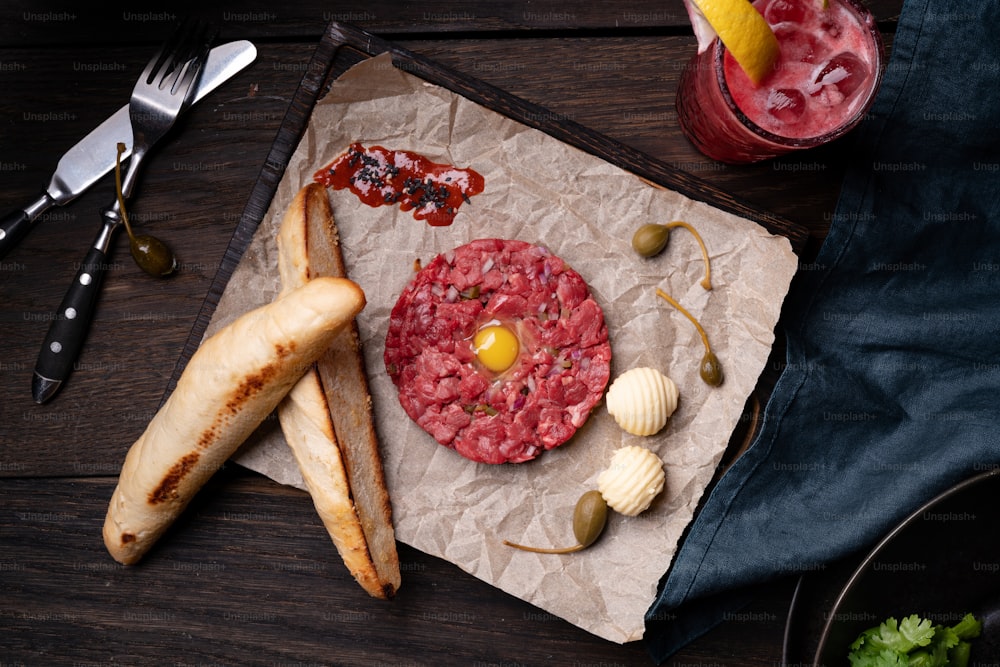 um sanduíche com carne e queijo em um pedaço de papel