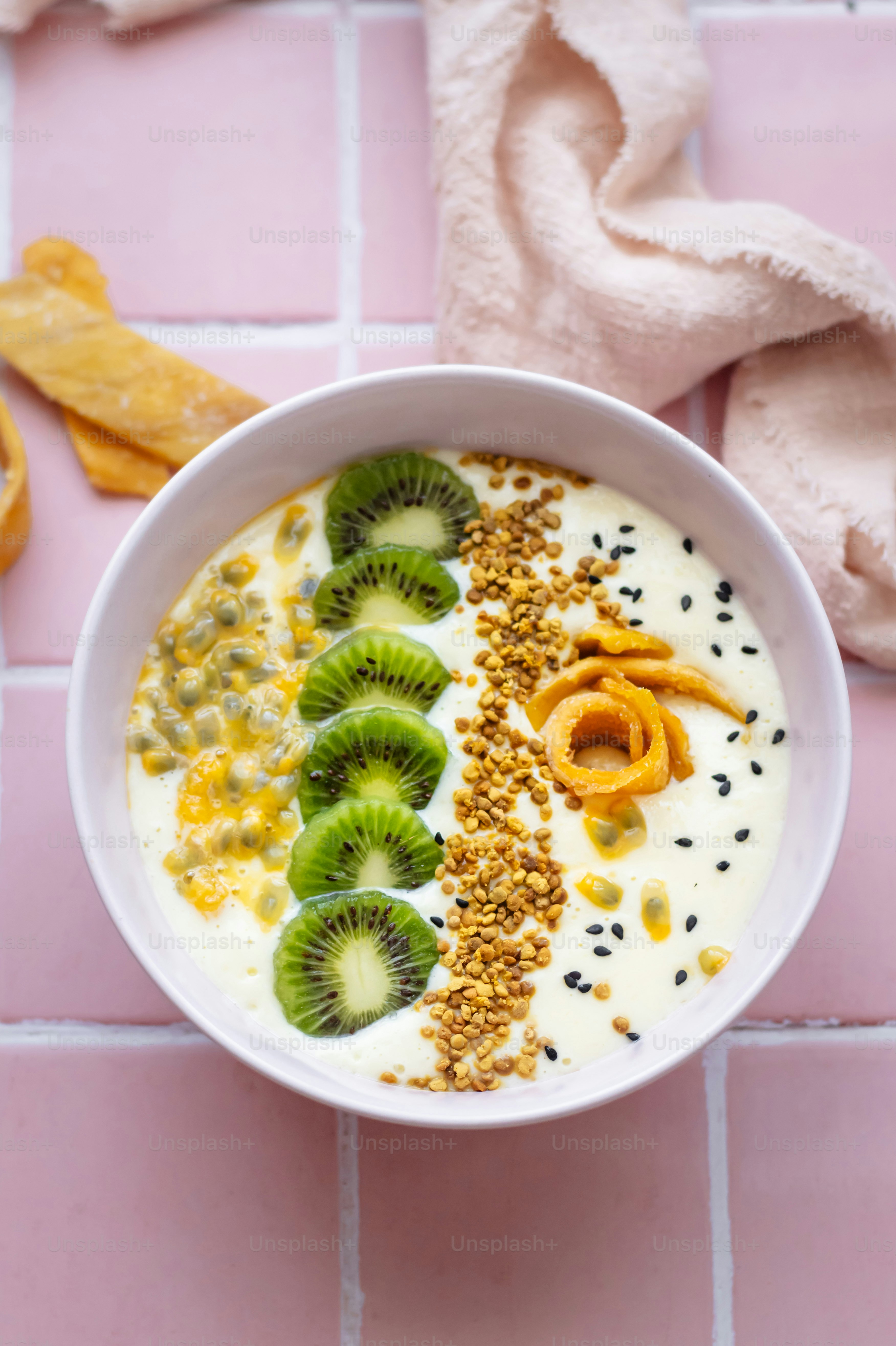 una ciotola di frutta e cereali su un pavimento di piastrelle rosa