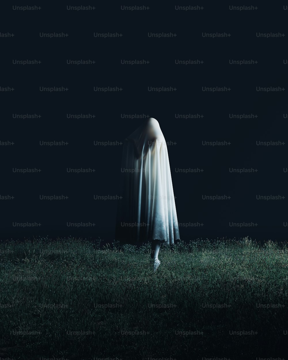 uma figura fantasmagórica em pé em um campo à noite
