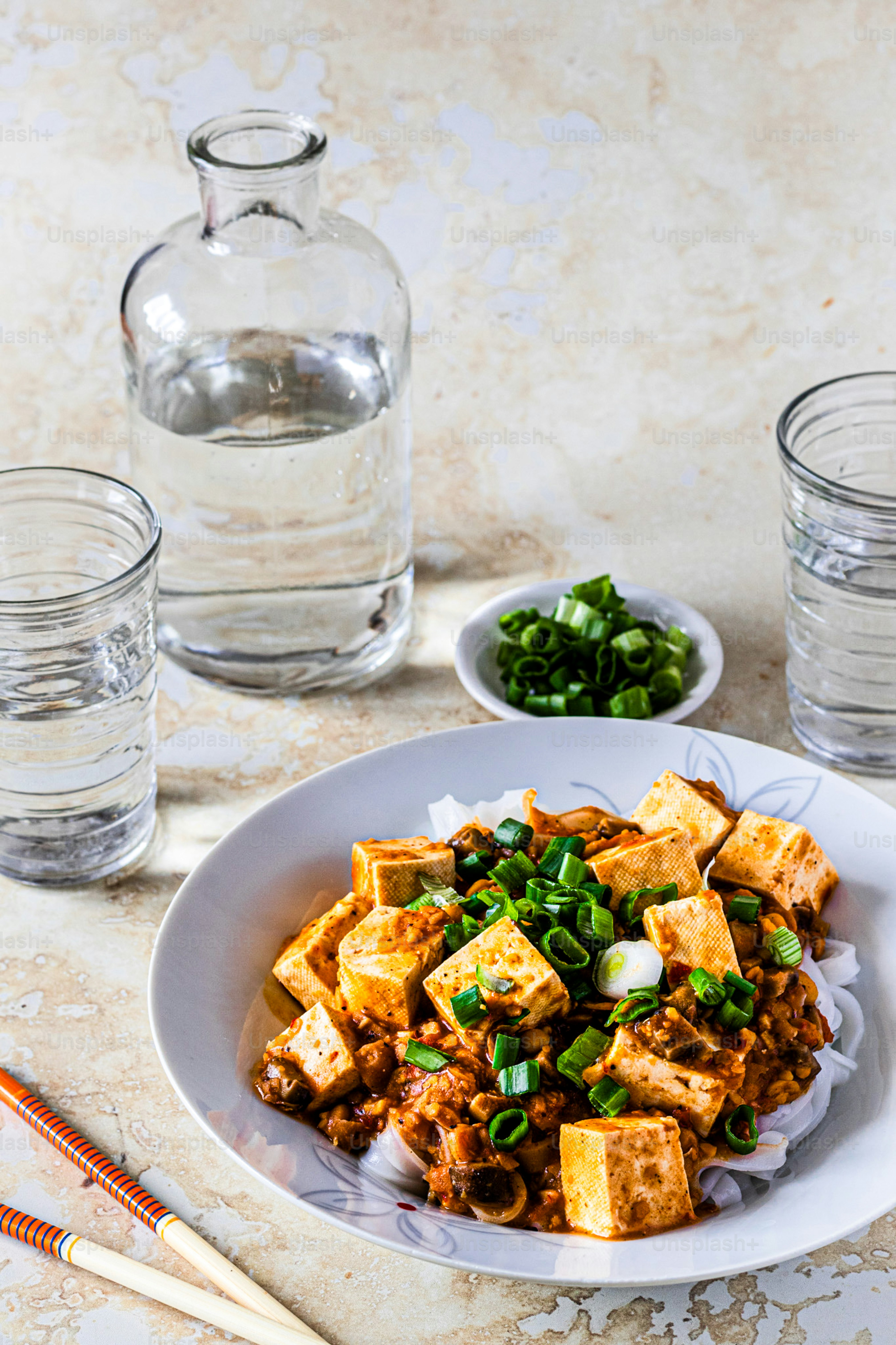 une assiette de nourriture avec du tofu et des légumes