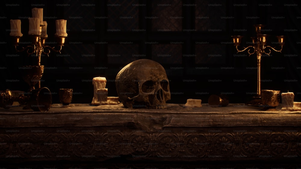 Ein Totenkopf, der auf einem Tisch neben Kerzen sitzt