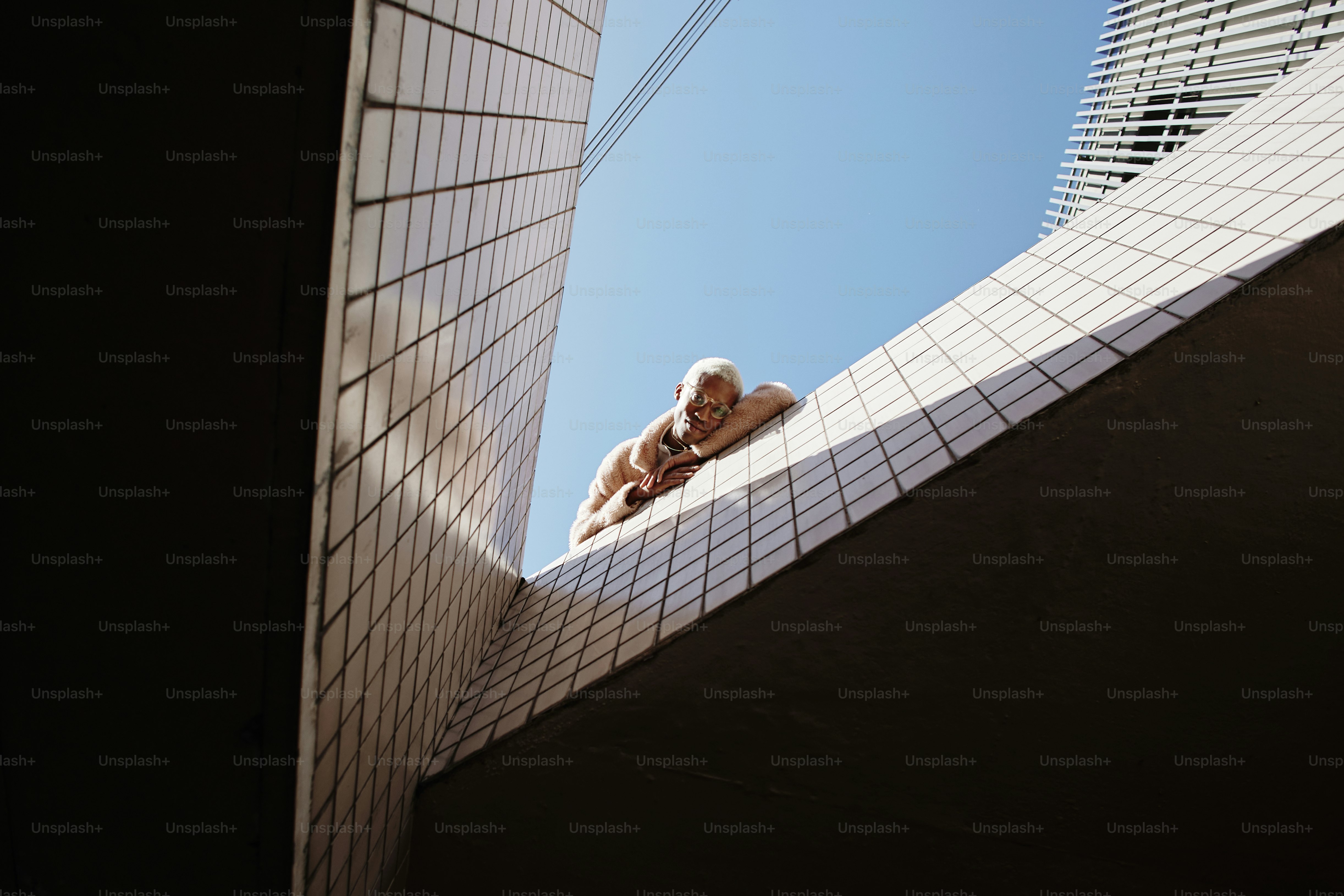 Una persona sdraiata su una sporgenza che guarda il cielo