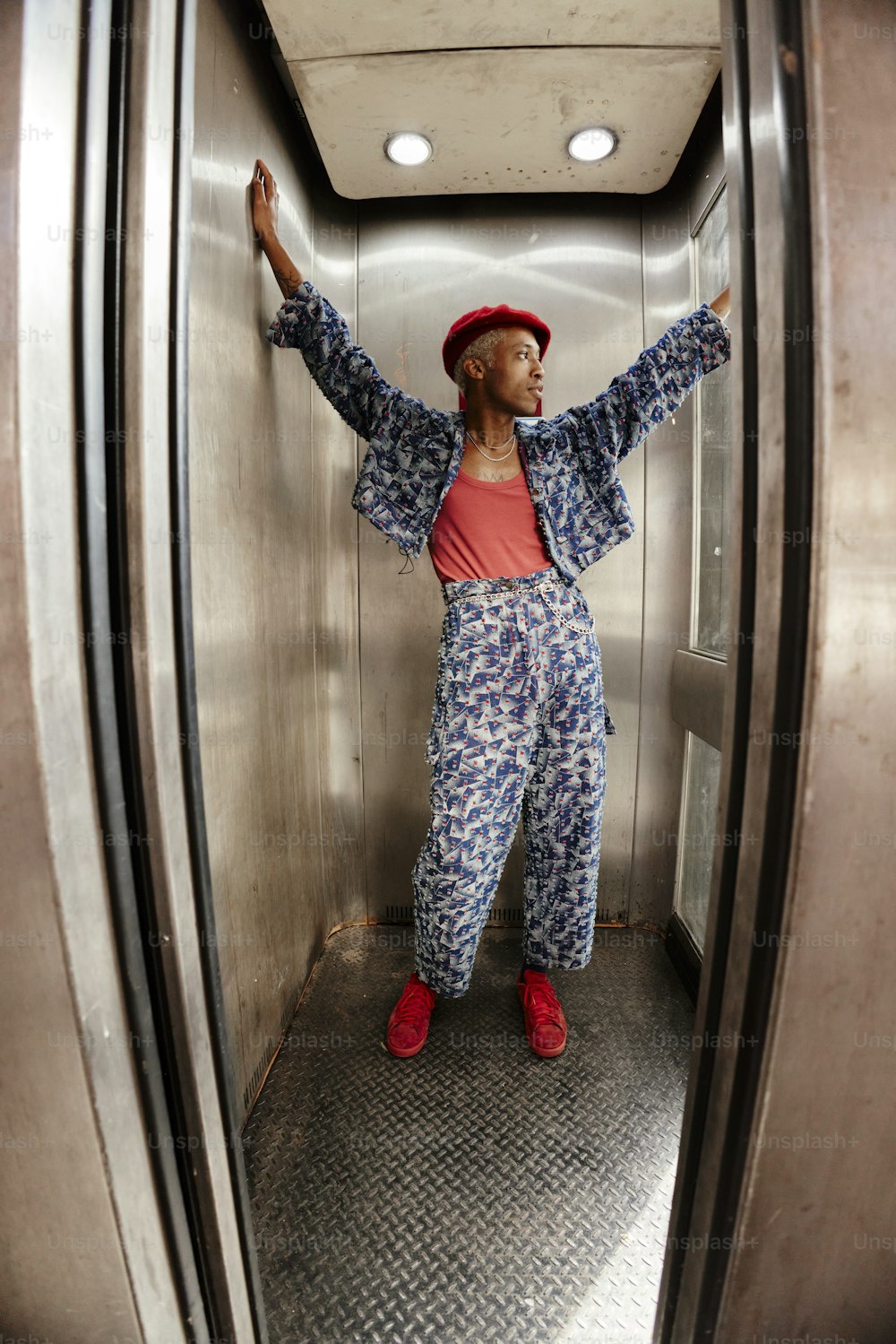 Uma mulher de chapéu vermelho está de pé em um elevador