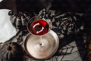 테이블 위에 놓인 레드 와인 한 잔