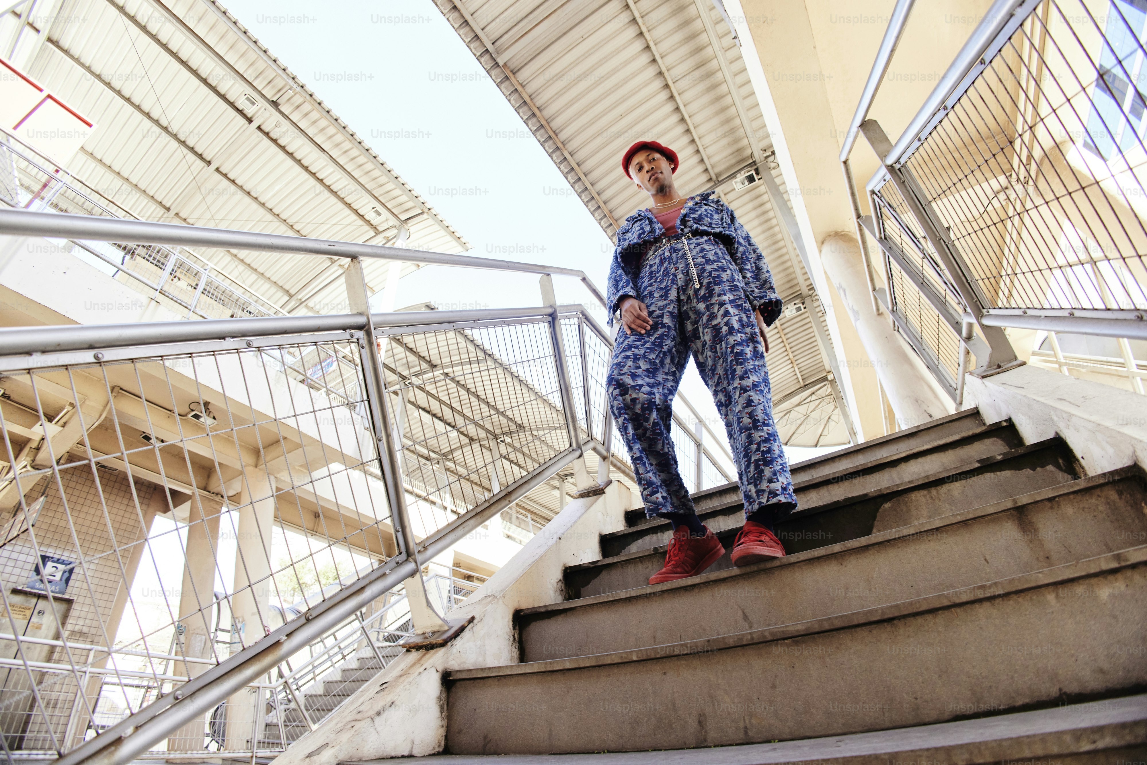 건물 계단에 서 있는 남자