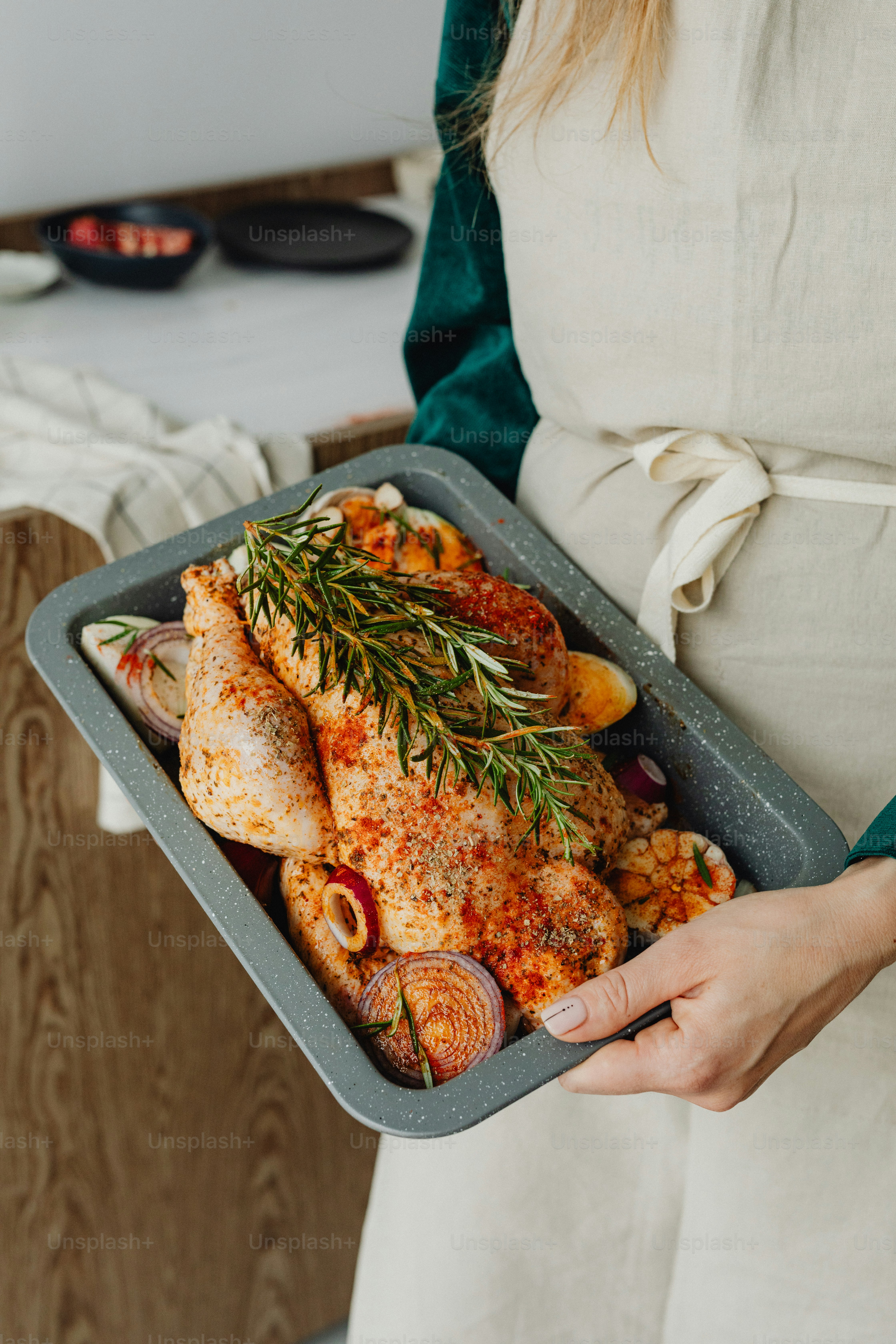 手に食べ物のトレイを持つ女性