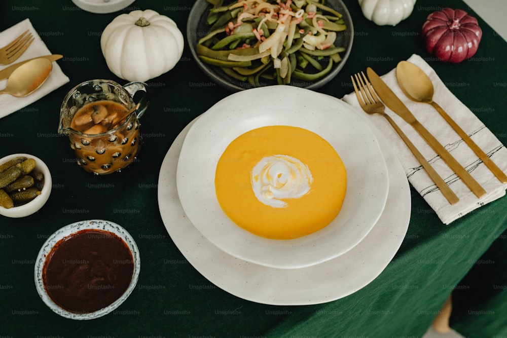 uma mesa coberta com pratos e tigelas de comida