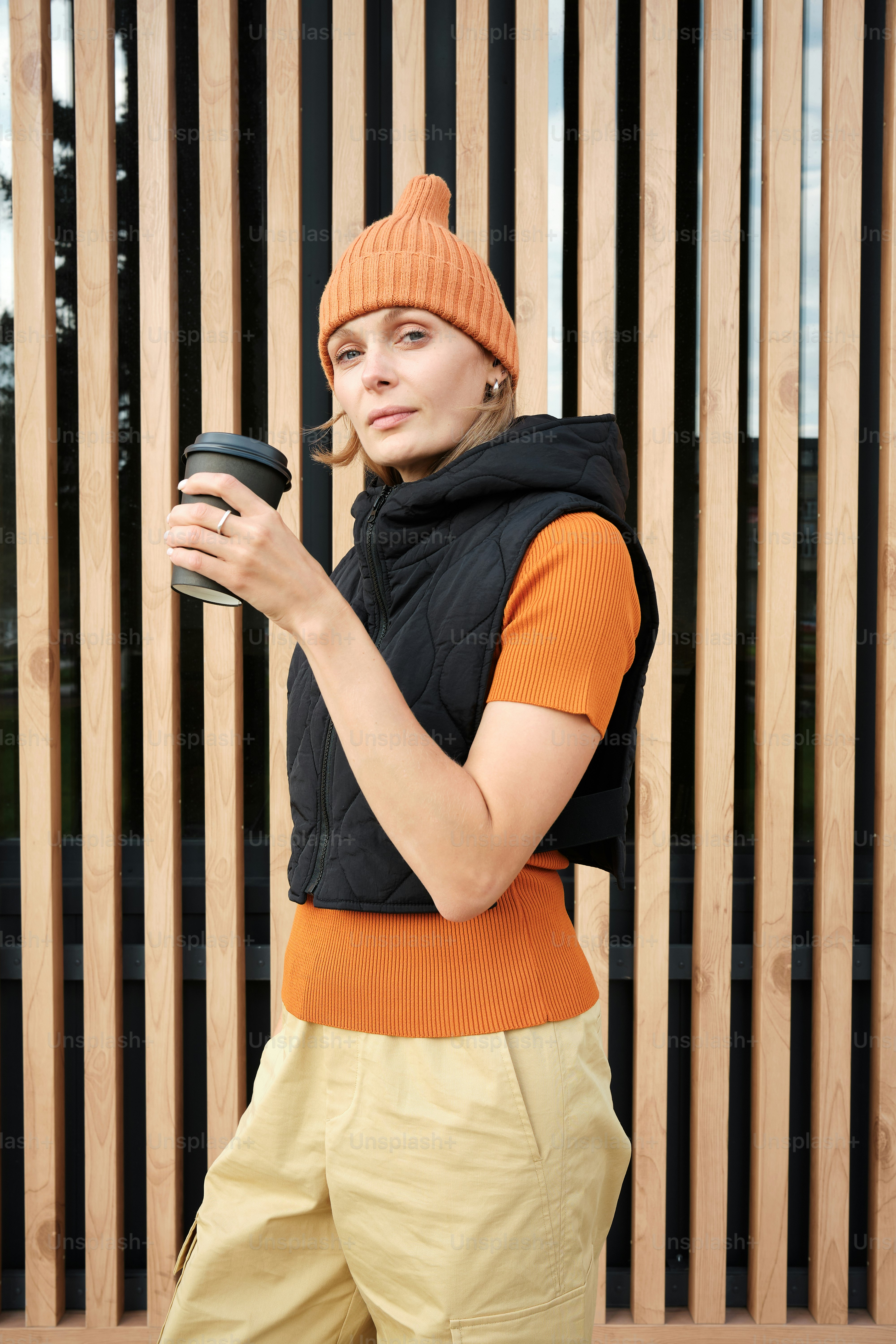 eine frau hält eine tasse kaffee