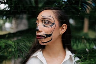 Une femme au visage peint comme un clown