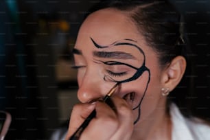 uma mulher com uma pintura facial no rosto