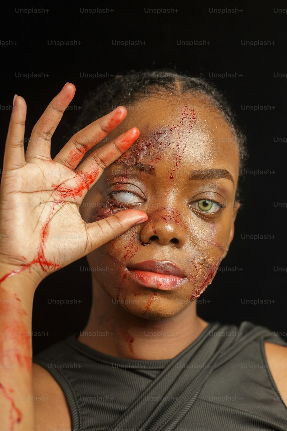 une femme avec du sang sur tout le visage et les mains