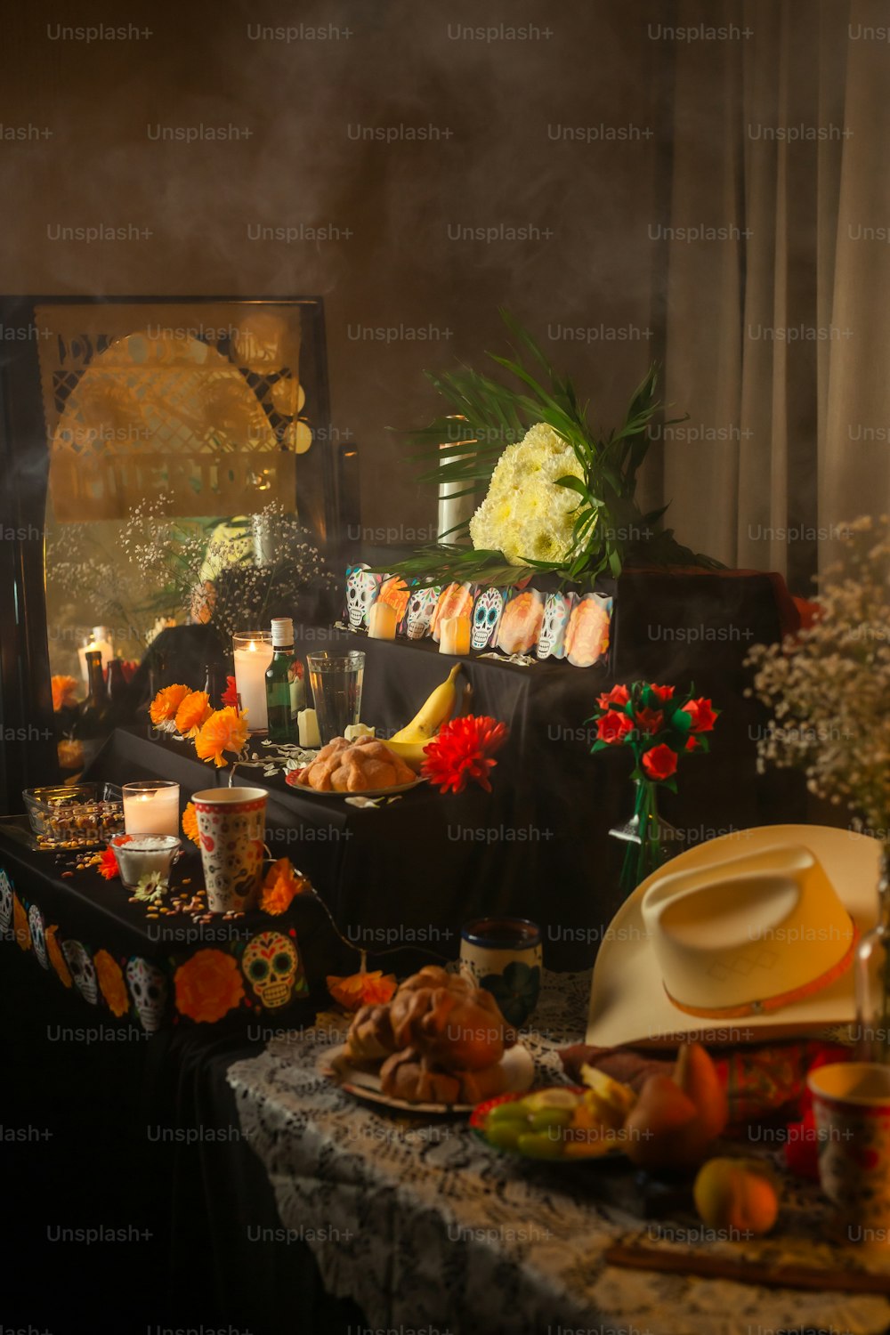 Un tavolo sormontato da un sacco di cibo e candele