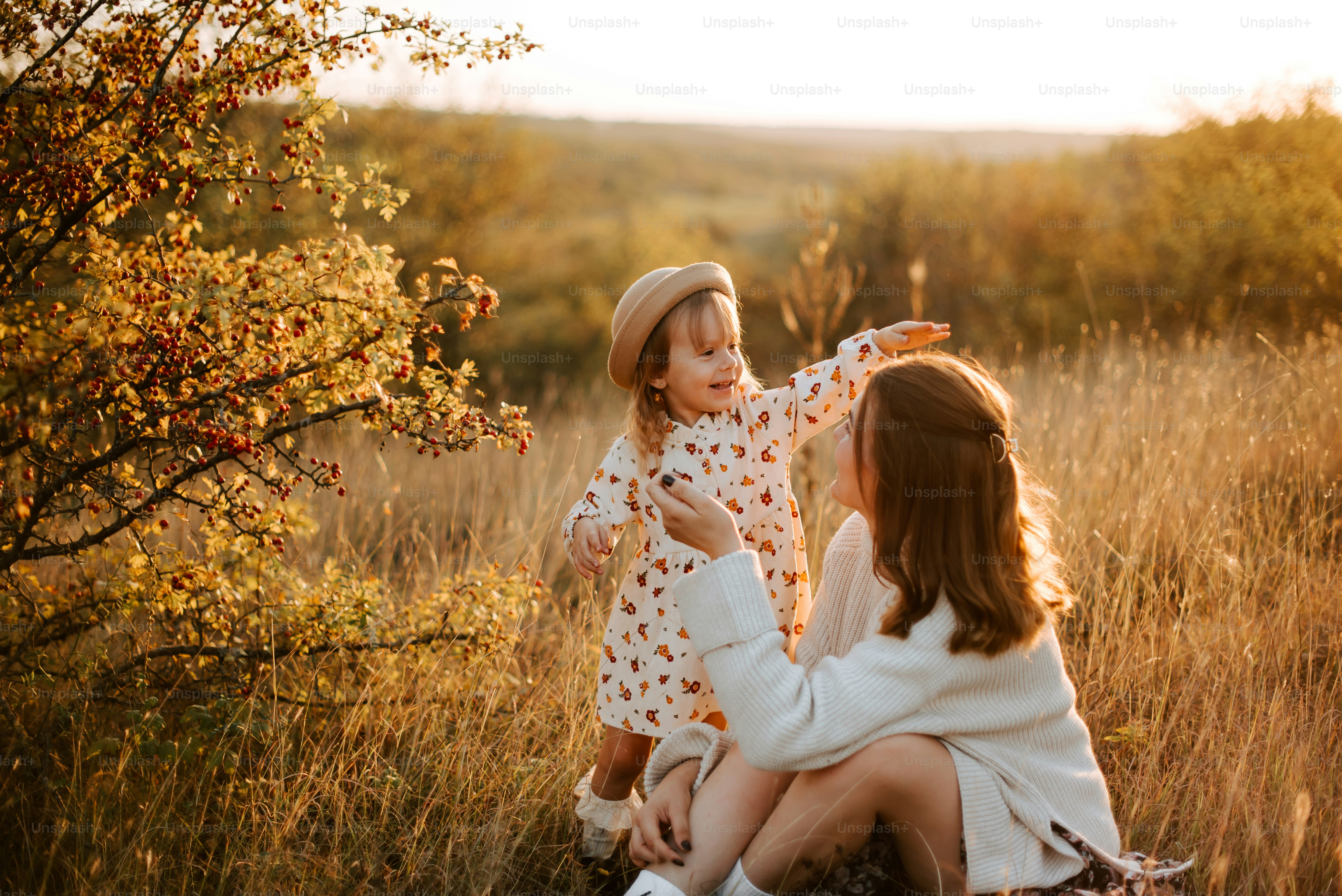 들판에 앉아 있는 여자와 어린 소녀 사진 – Unsplash의 가족 이미지, image size:3000x2003