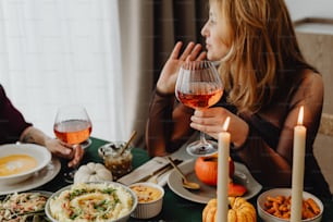 ワインを飲みながらテーブルに座っている女性