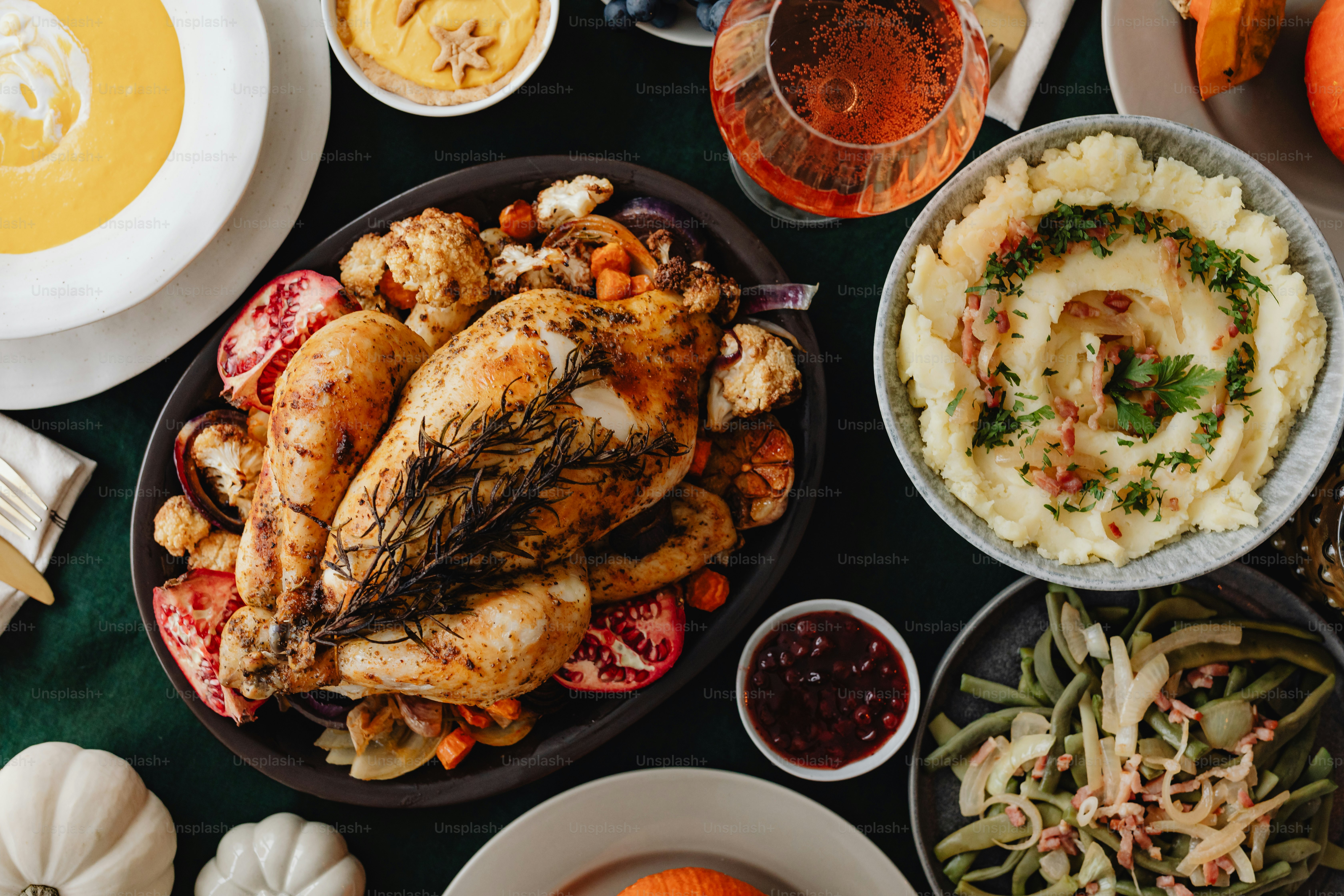 uma mesa coberta com pratos e tigelas de comida