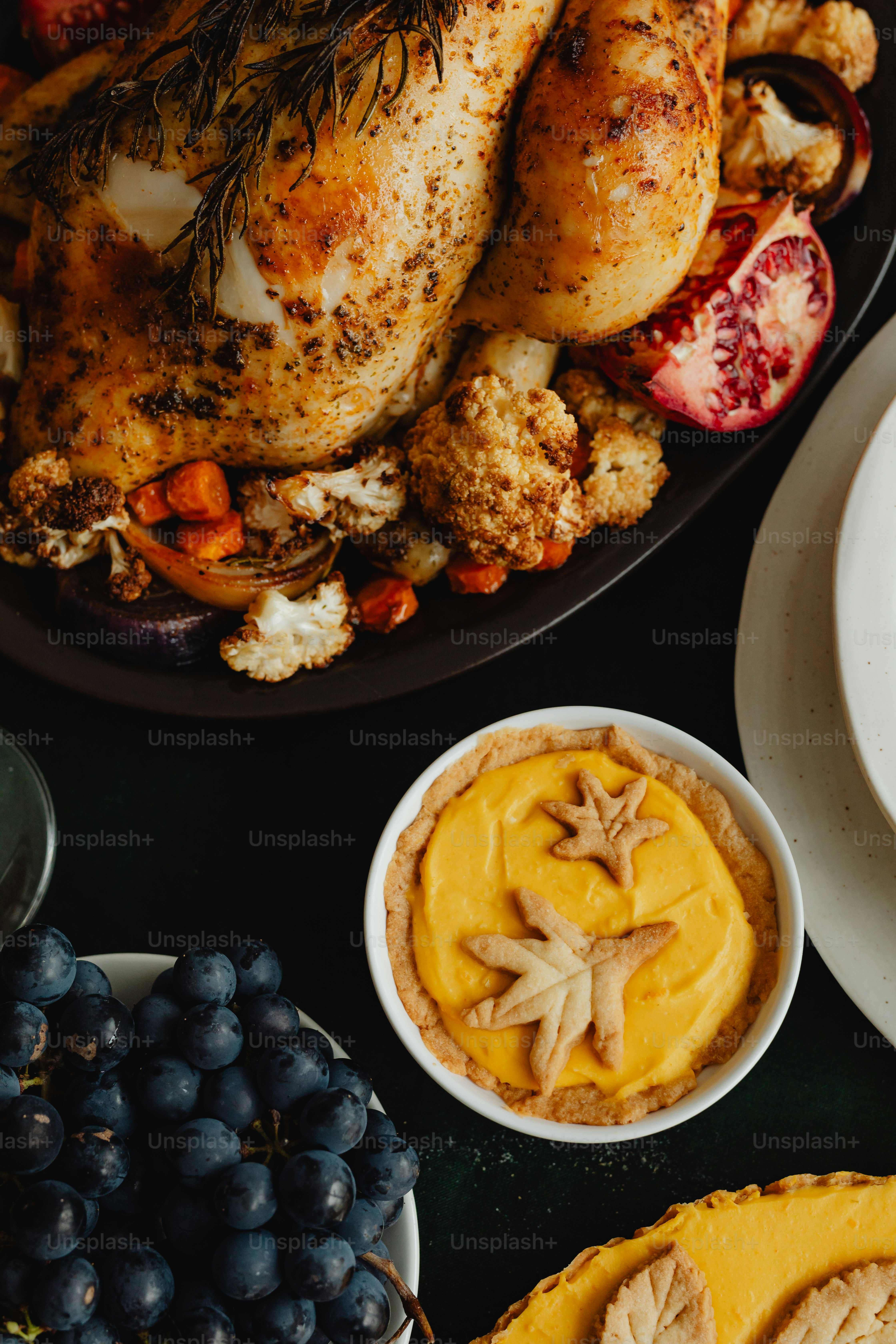 uma mesa coberta com pratos de comida e um peru