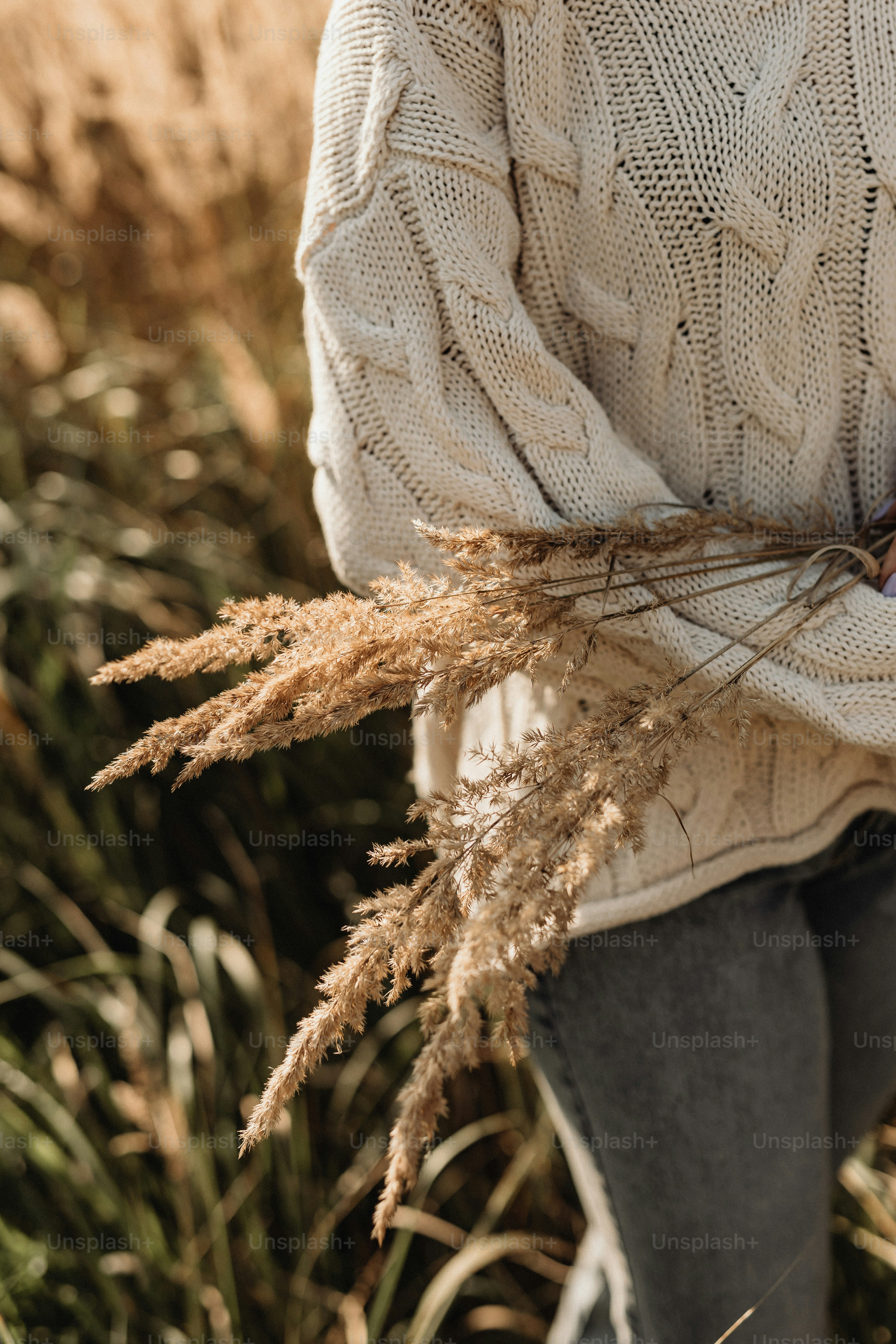 Una donna in piedi in un campo di erba alta