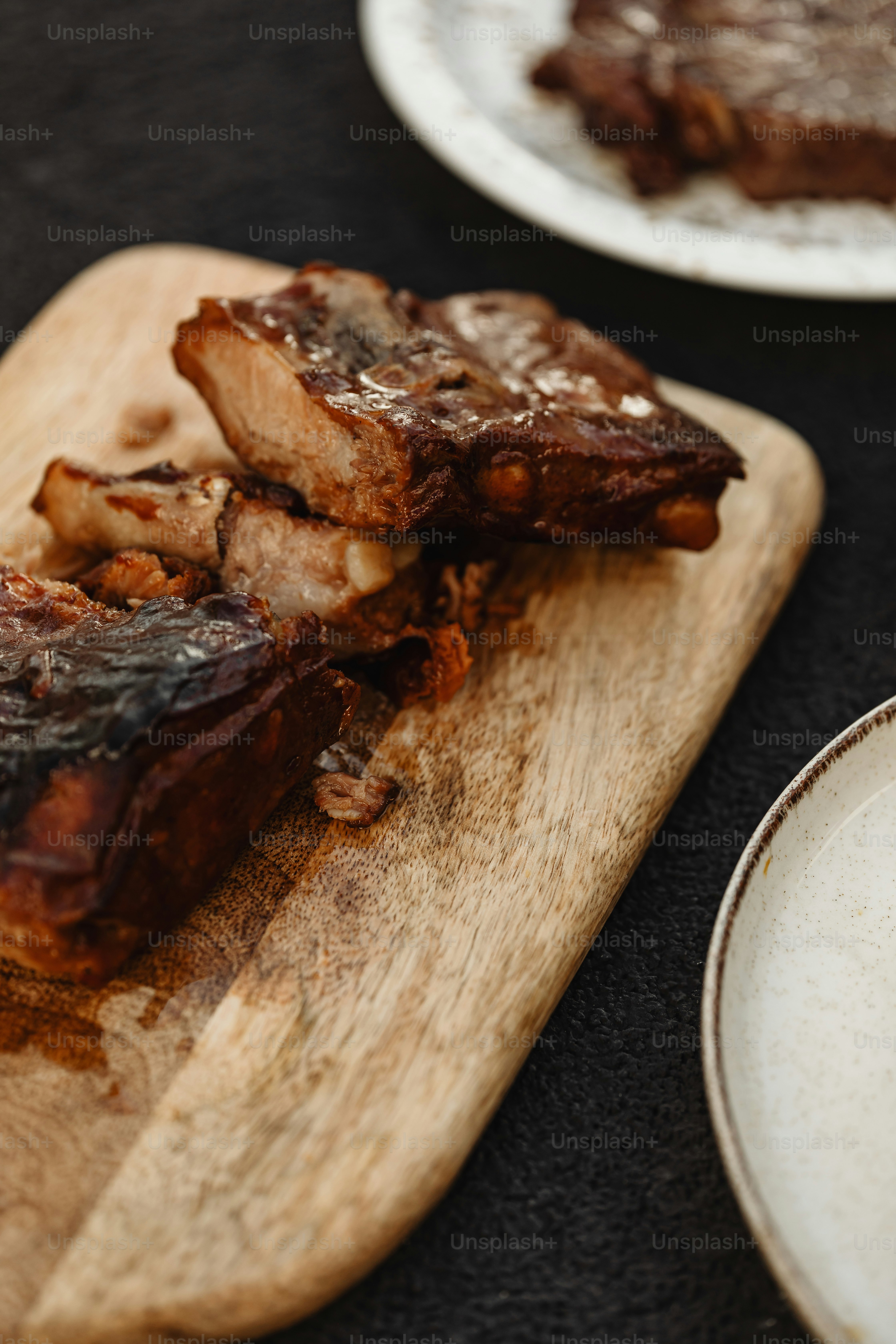 ein hölzernes Schneidebrett mit Fleischscheiben