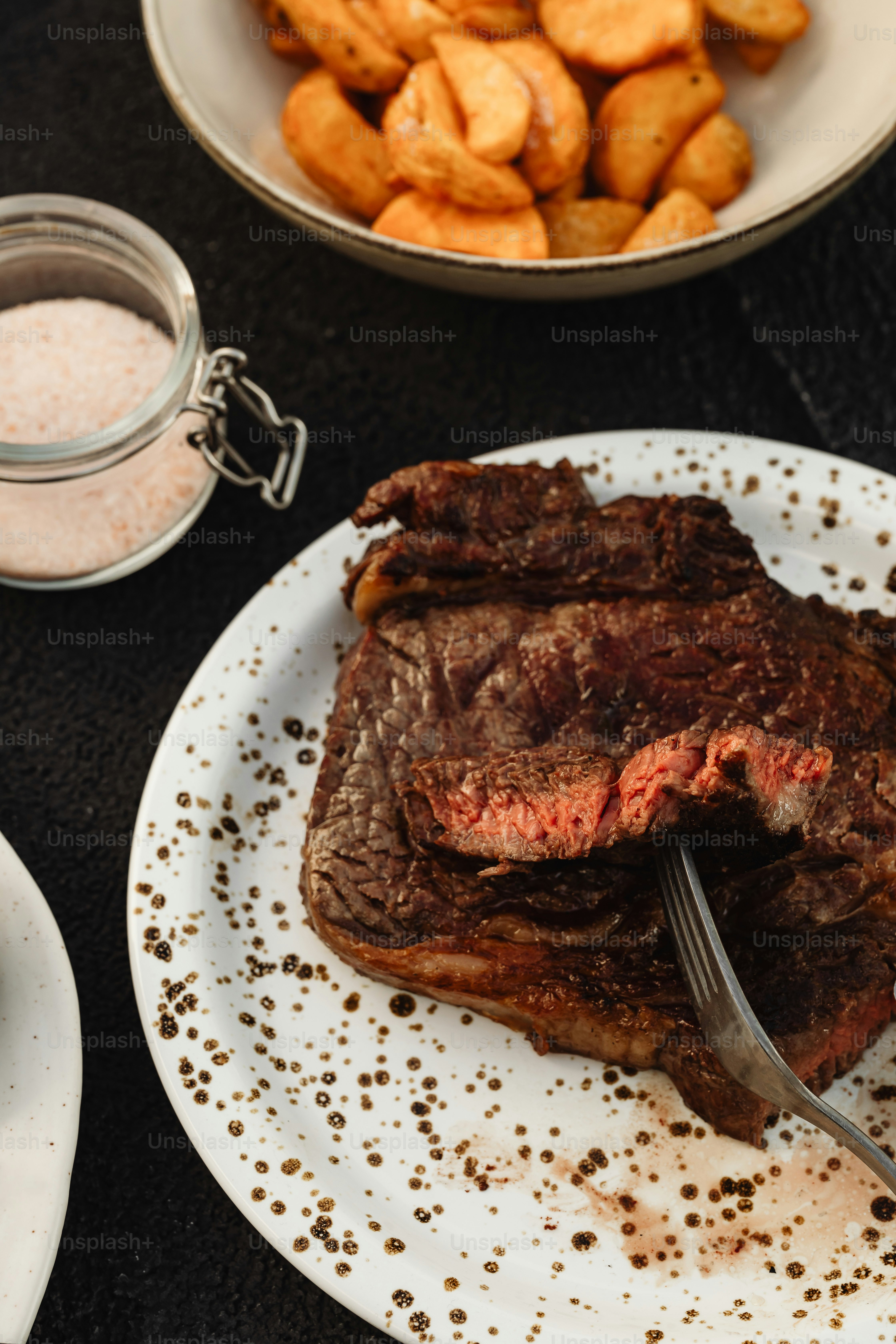 A piece of meat is being cooked on a grill photo – Food Image on Unsplash