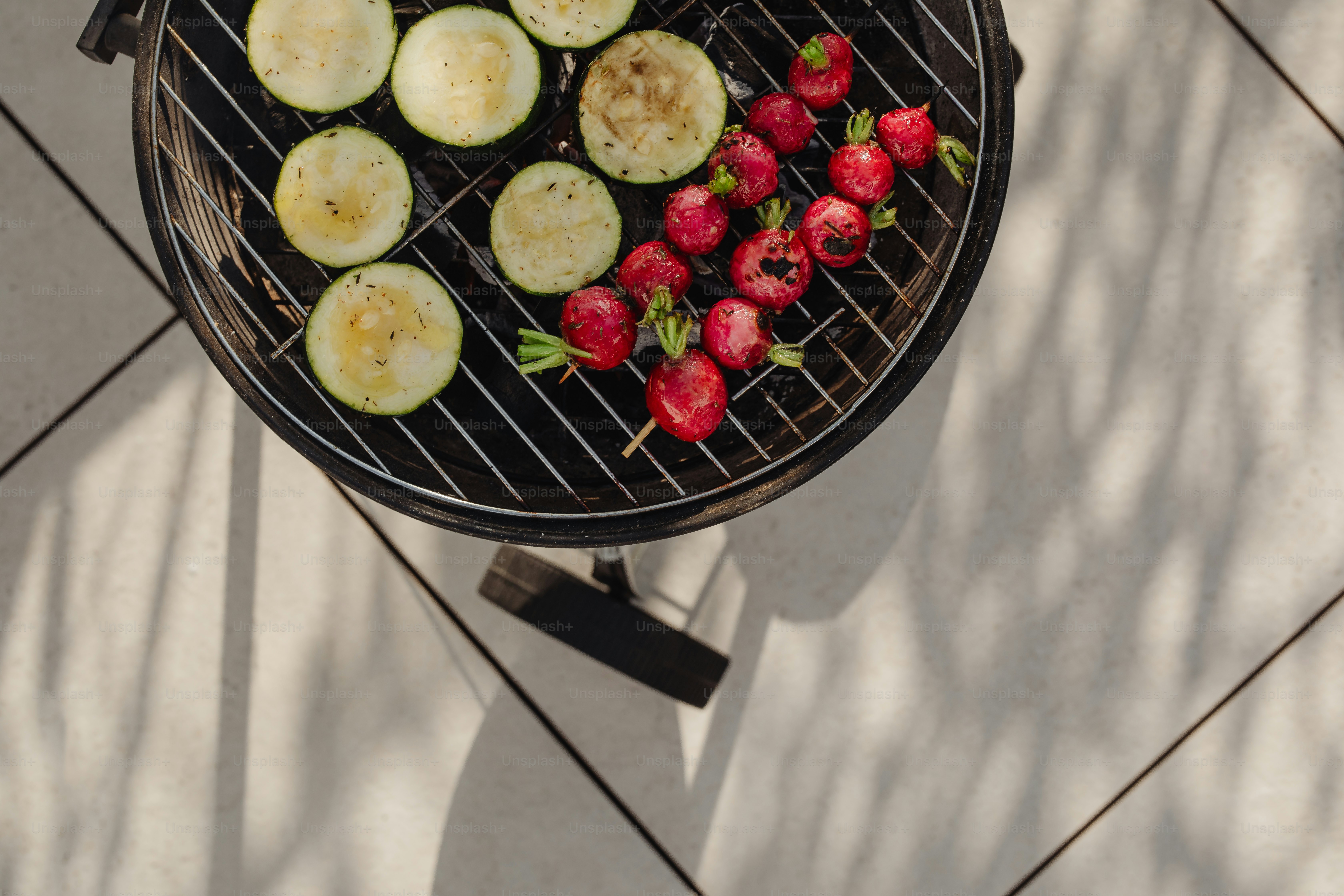 ein Grill mit Erdbeeren, Gurken und Erdbeeren darauf