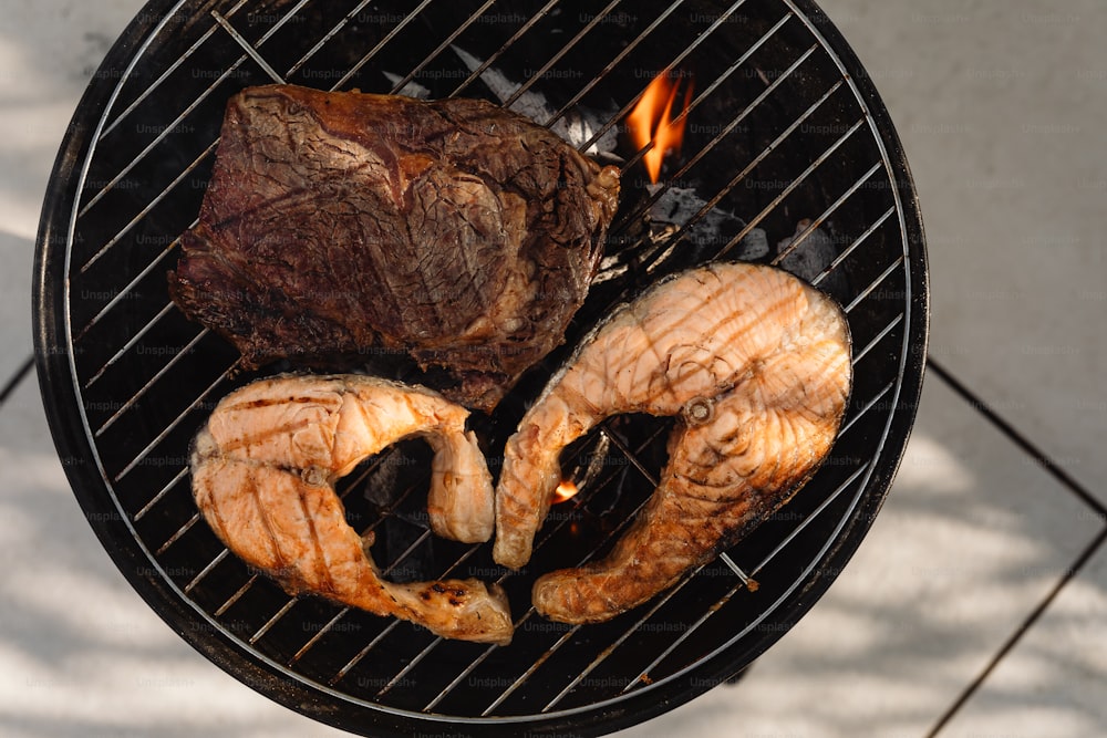 Un steak cuit sur un barbecue