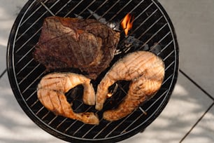 a steak is cooking on a bbq grill