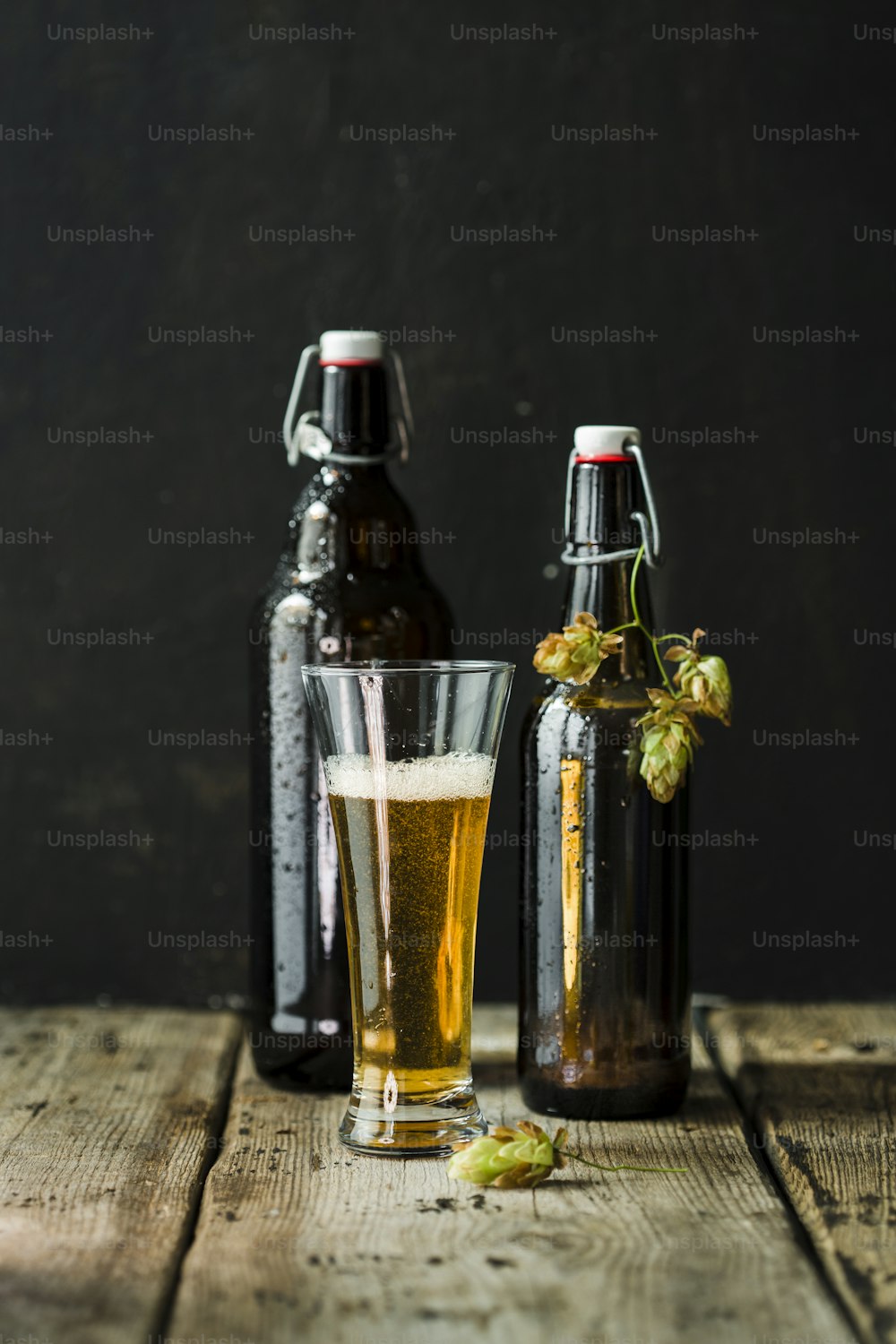 Un vaso de cerveza junto a una botella de cerveza
