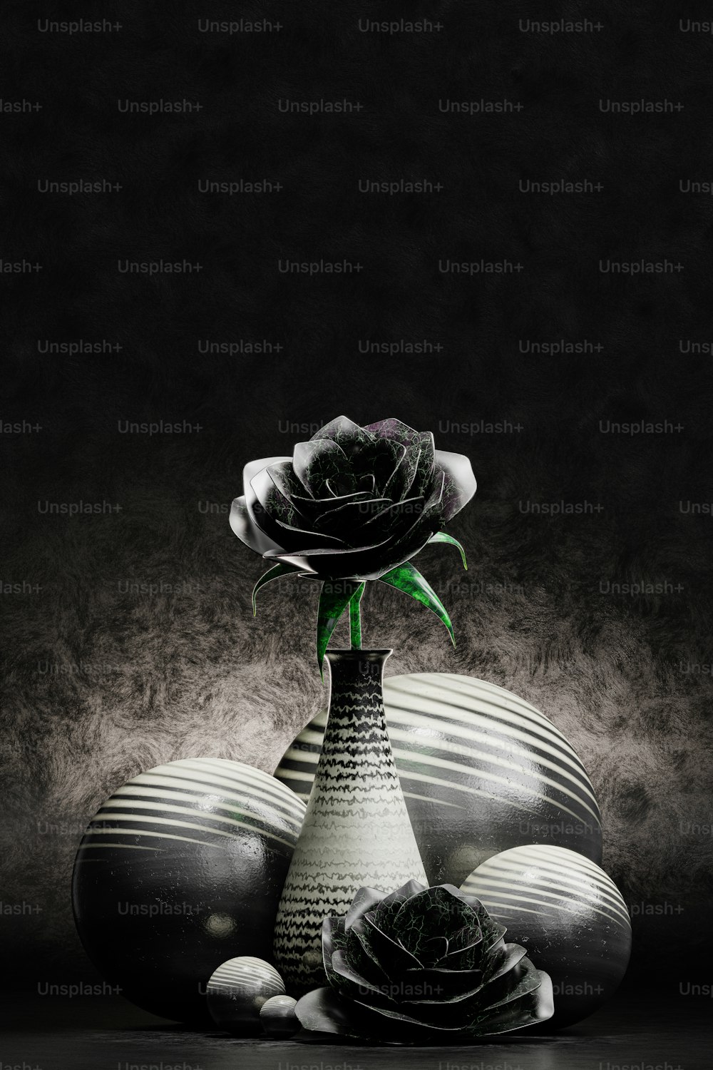 Una foto en blanco y negro de un jarrón con una rosa en él
