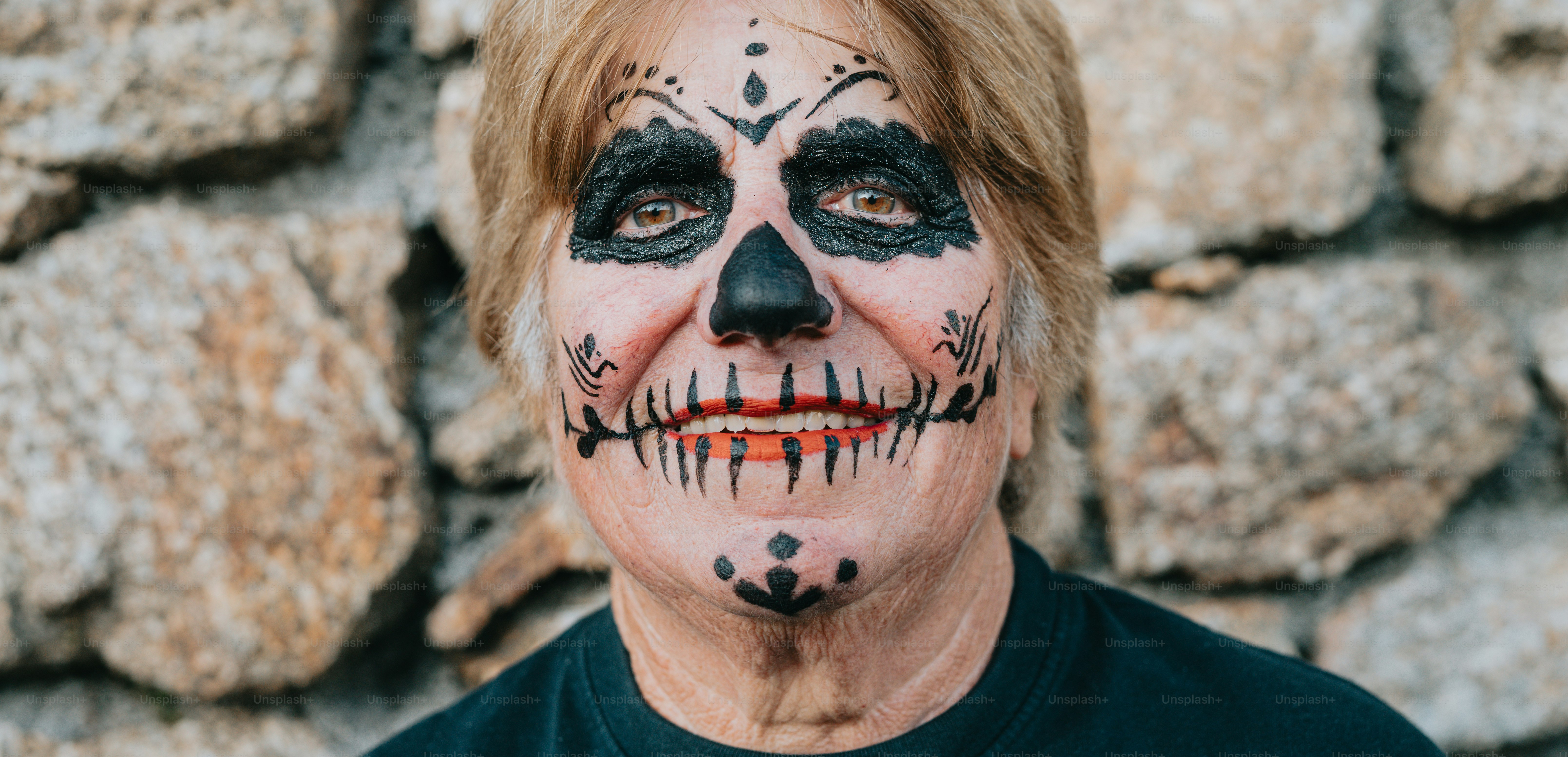 Un uomo con una faccia dipinta e una pittura del viso