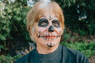 Un hombre con una cara pintada como un esqueleto