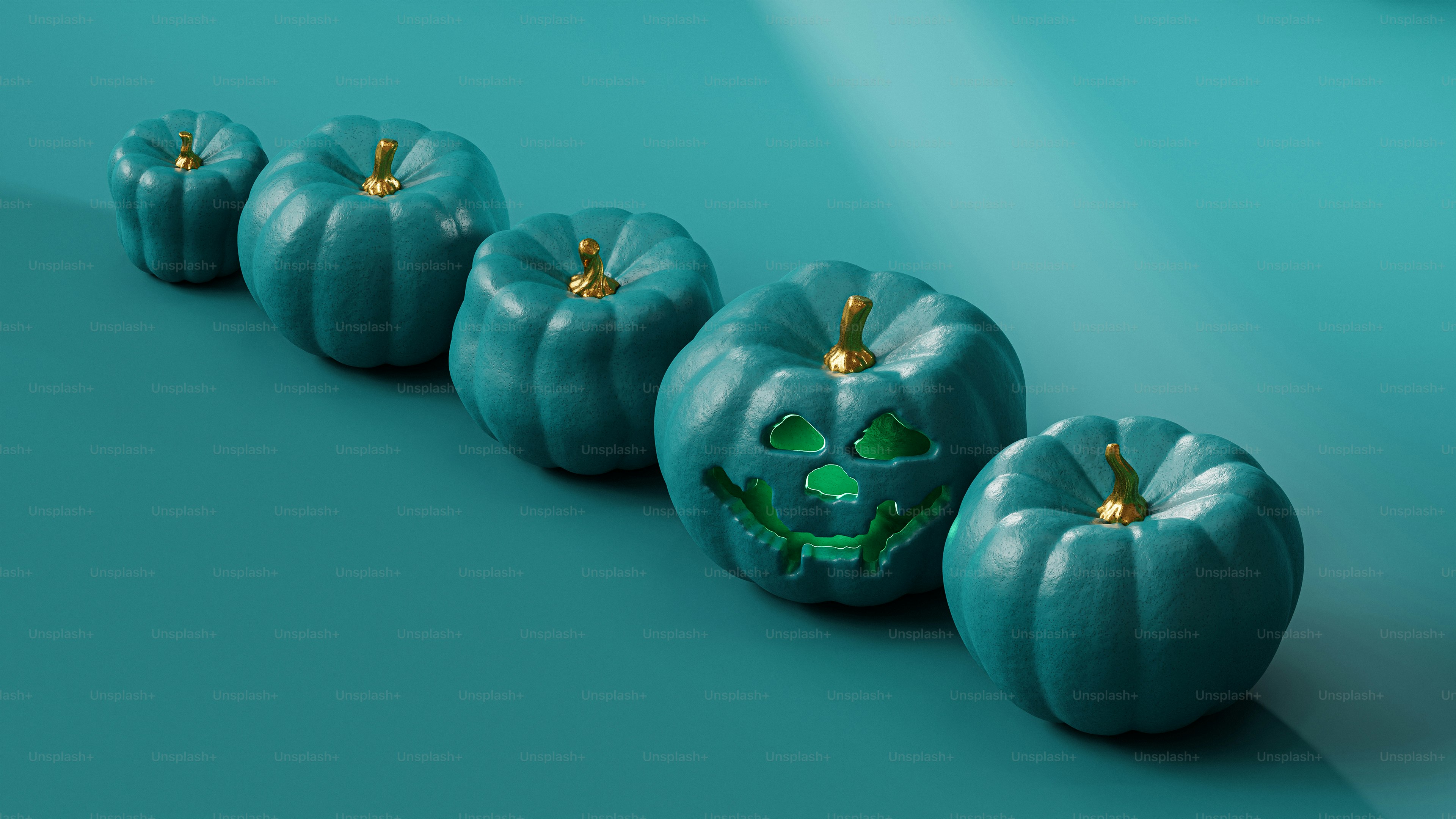 얼굴이 그려진 호박 한 줄