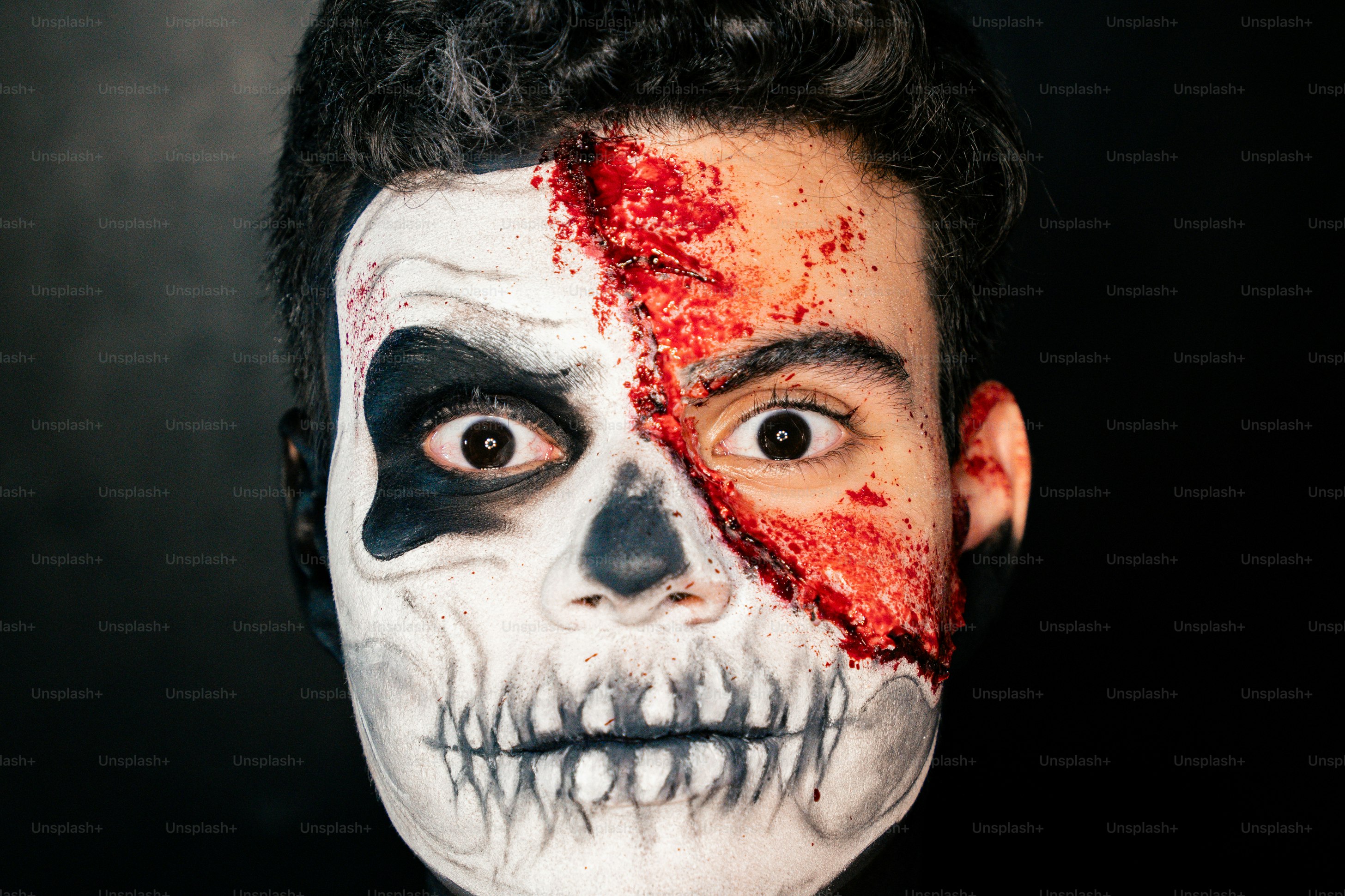 Un uomo con un teschio dipinto sul viso foto – Immagine di Orrore su  Unsplash, image size:3000x2000