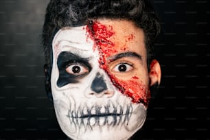 um homem com um crânio pintado no rosto