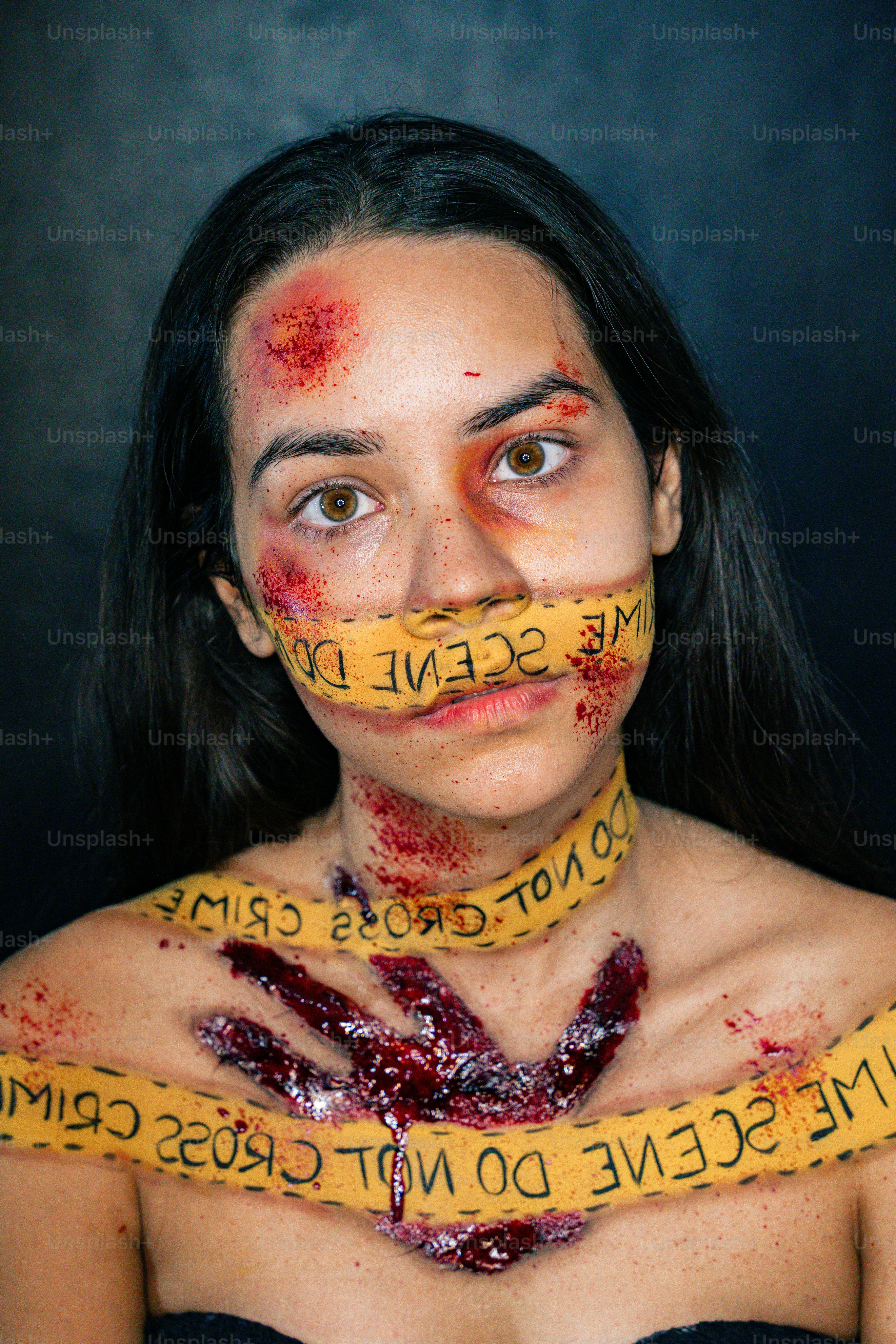 Una donna con un nastro adesivo al collo con parole legate al collo