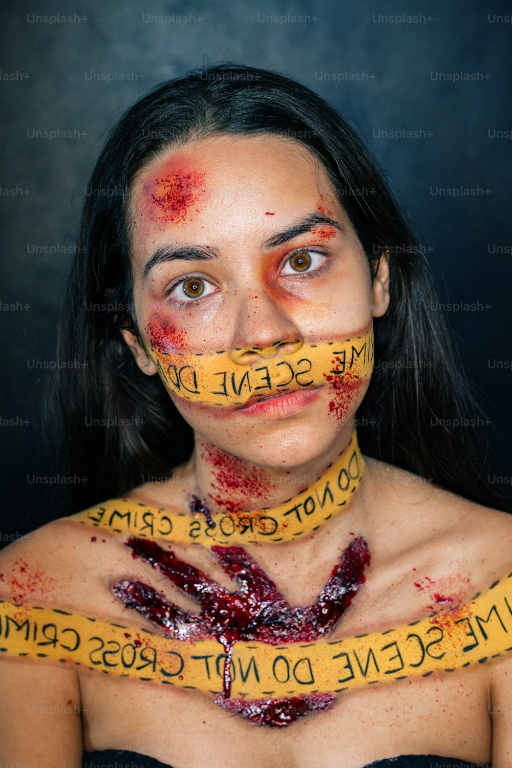 Una donna con un nastro adesivo al collo con parole legate al collo