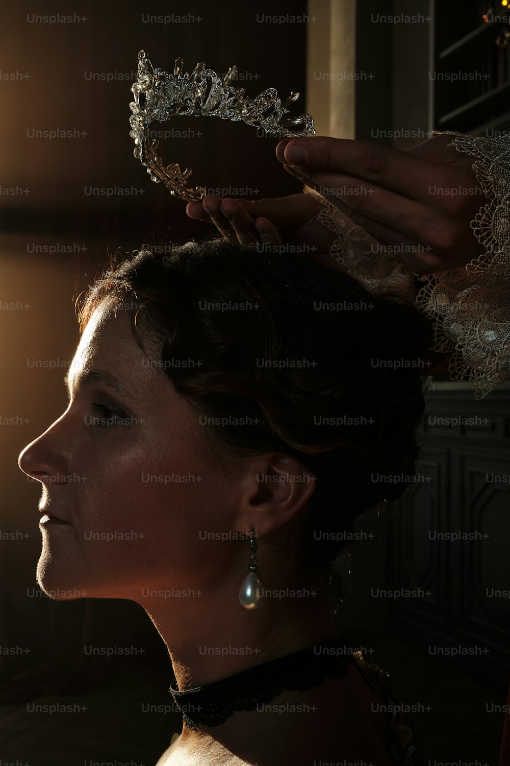 Una mujer con una tiara en la cabeza
