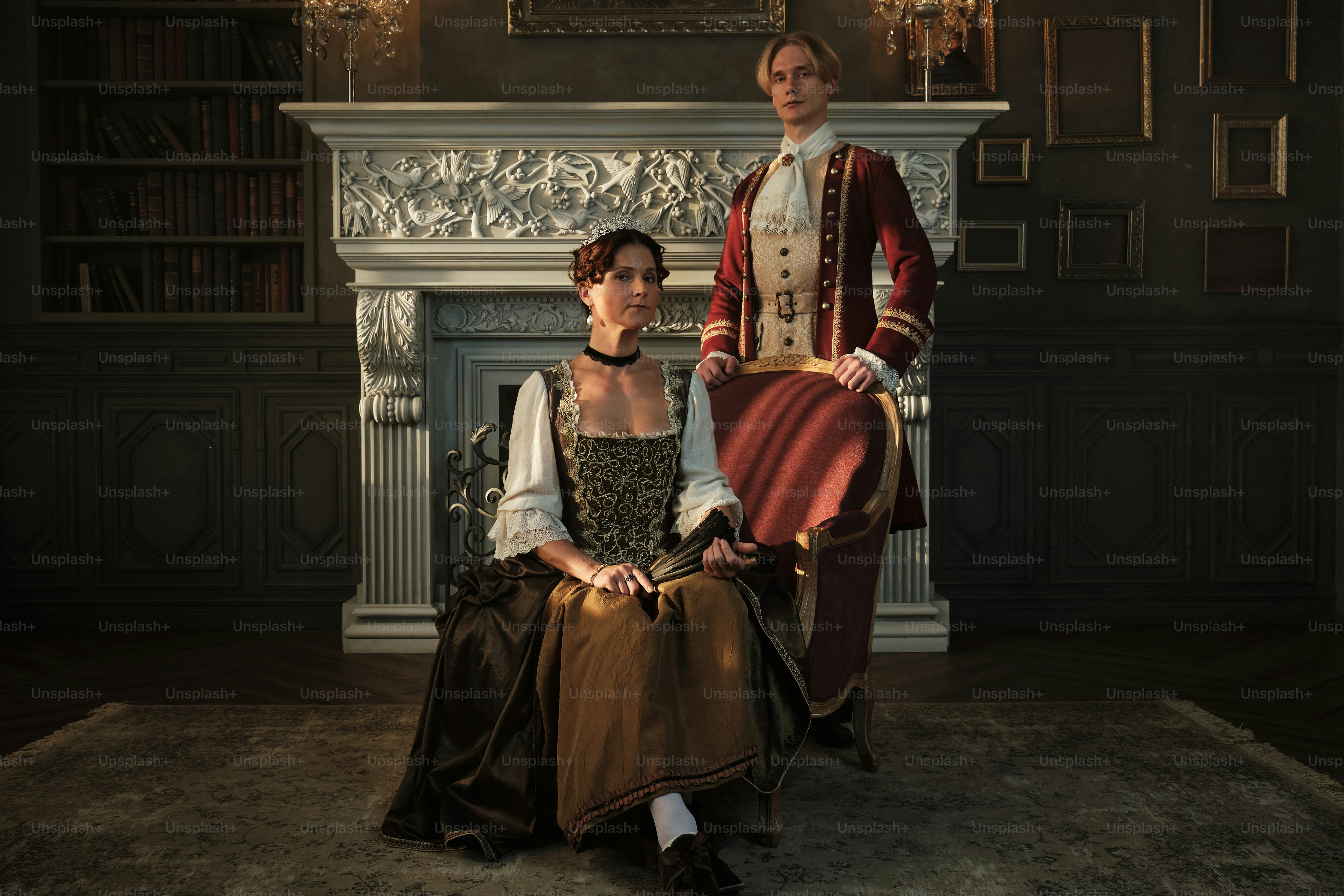 un homme et une femme vêtus de vêtements d’époque