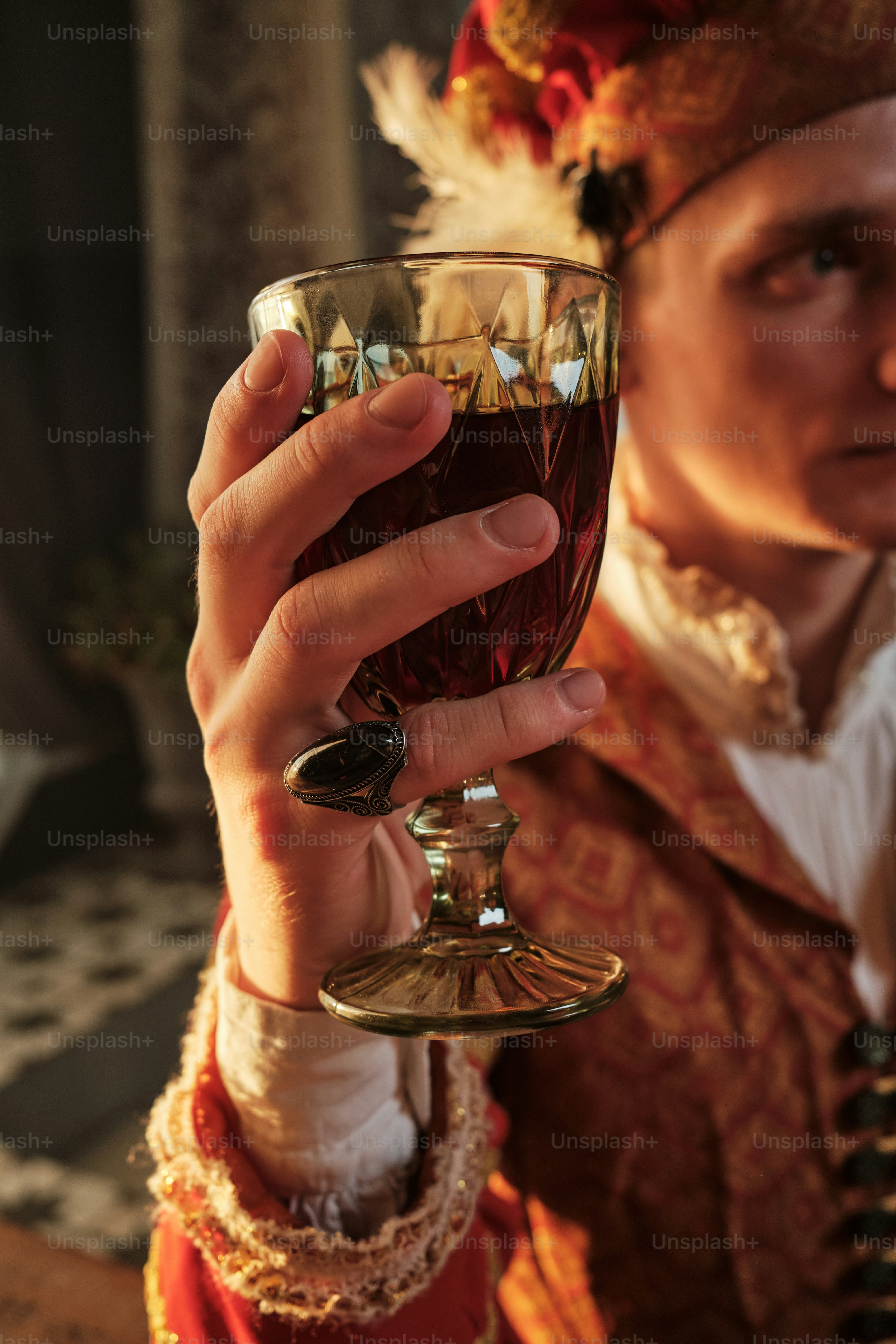 Un homme costumé tenant un verre de vin