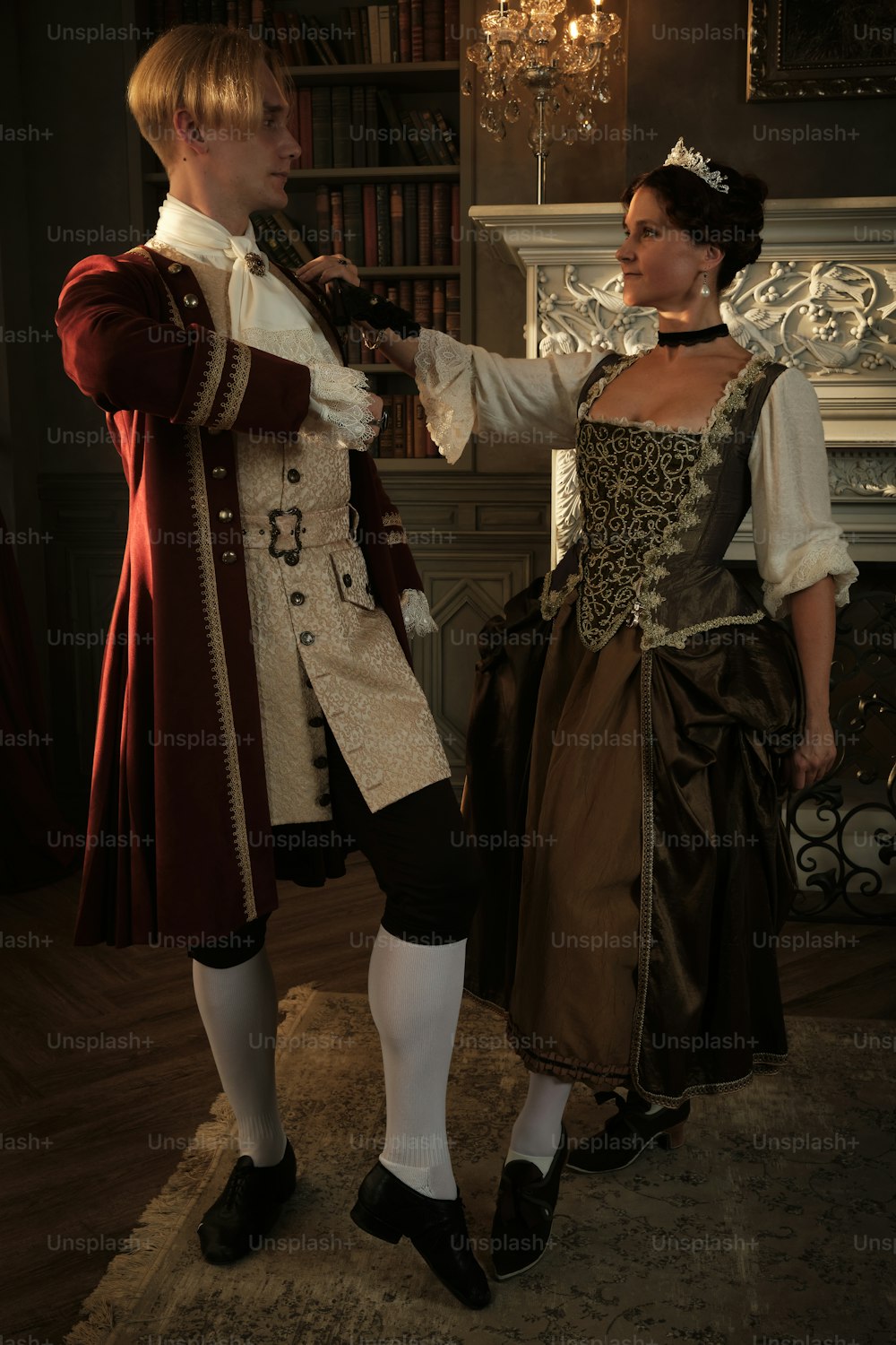 um homem e uma mulher vestidos com roupas de época