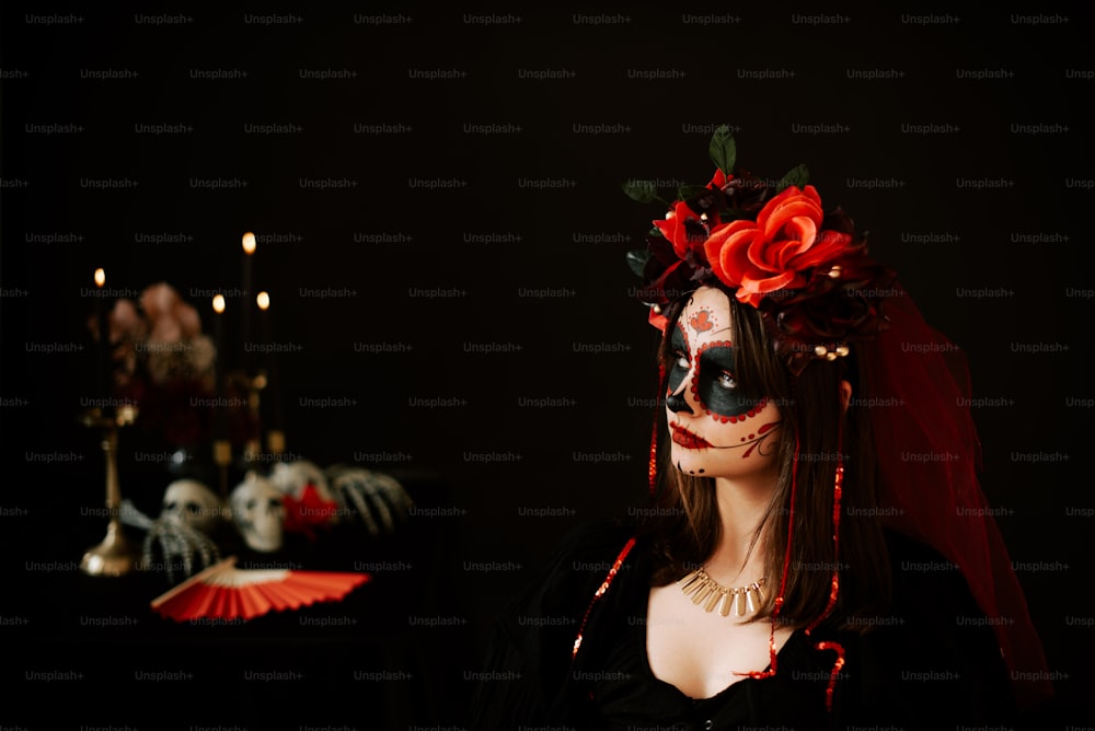 uma mulher usando uma maquiagem de esqueleto e uma rosa vermelha em seu cabelo