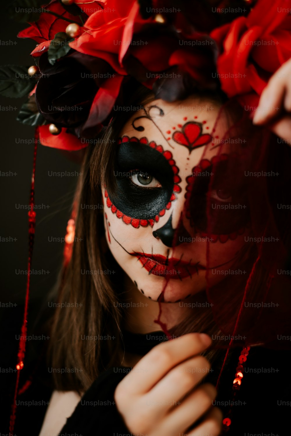 una donna che indossa una maschera rossa e nera