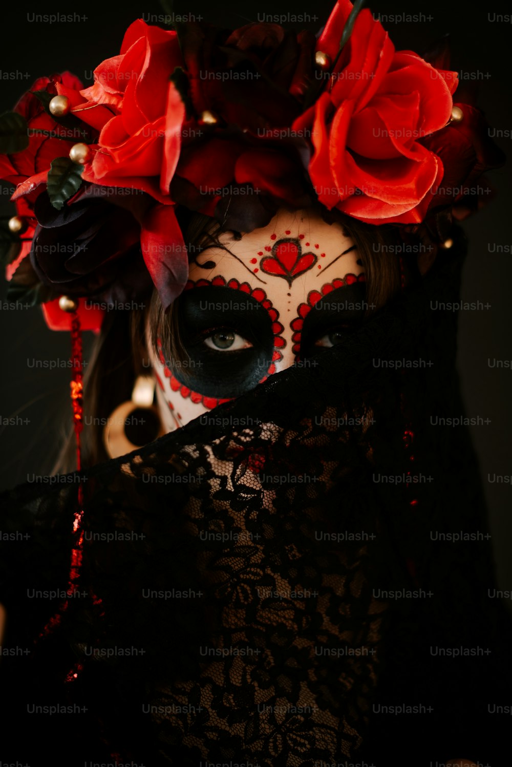 eine Frau, die eine Maske mit Rosen auf dem Kopf trägt