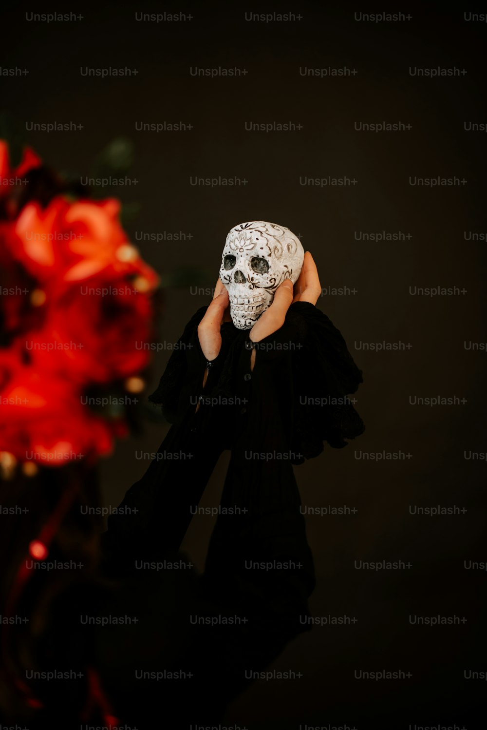 una persona con una maschera bianca che copre il viso