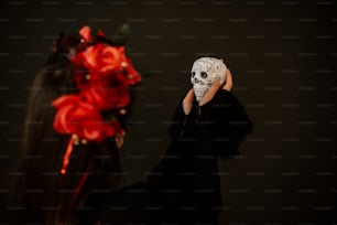 eine Frau mit einer Totenkopfmaske, die ihr Gesicht bedeckt