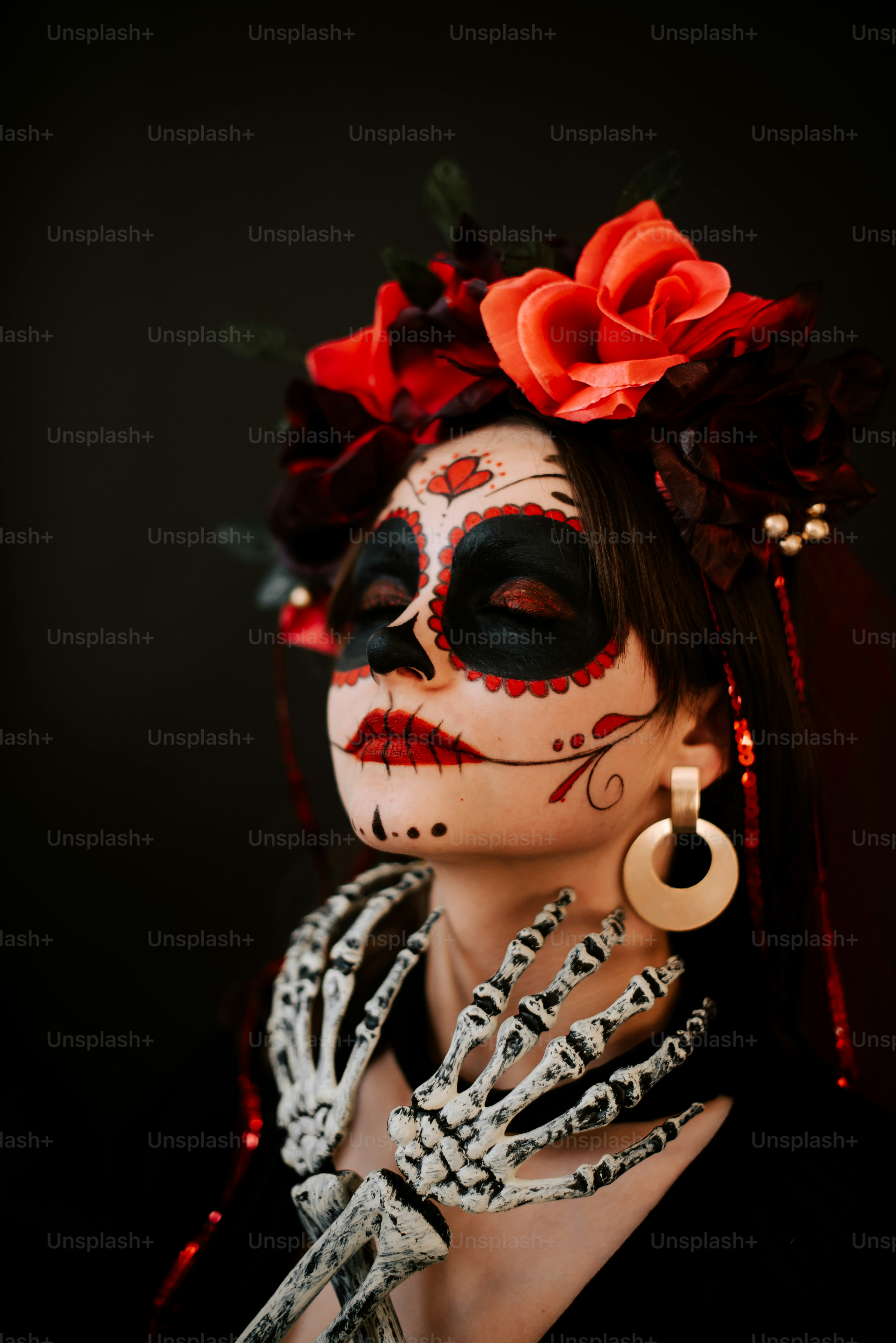 Una donna con un trucco scheletrico e un fiore tra i capelli