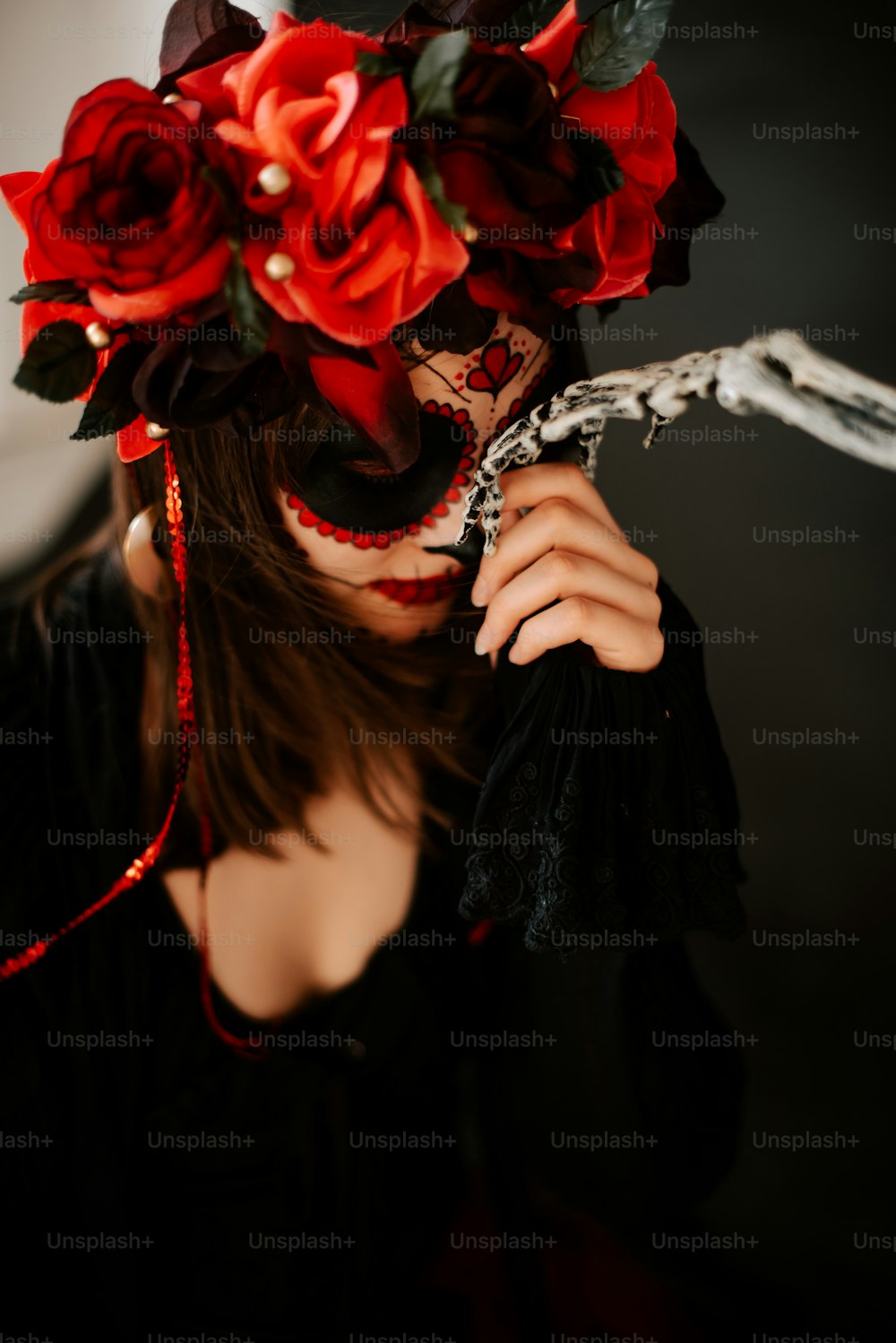Una mujer con una máscara con flores en la cabeza