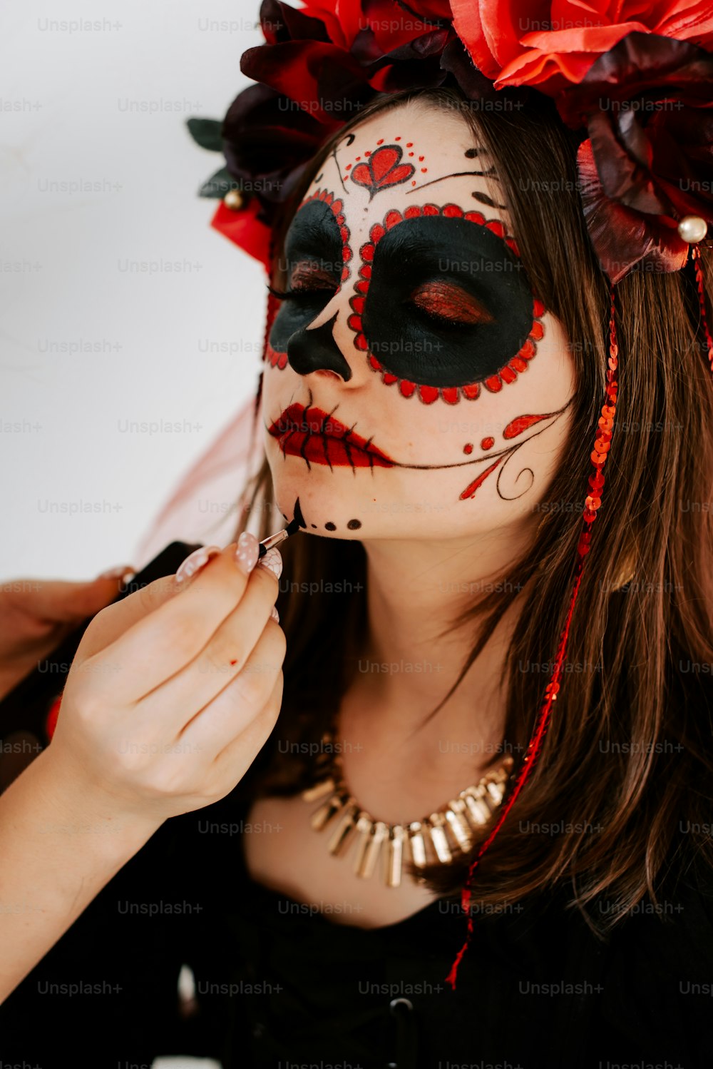 uma mulher com uma maquiagem de crânio em seu rosto