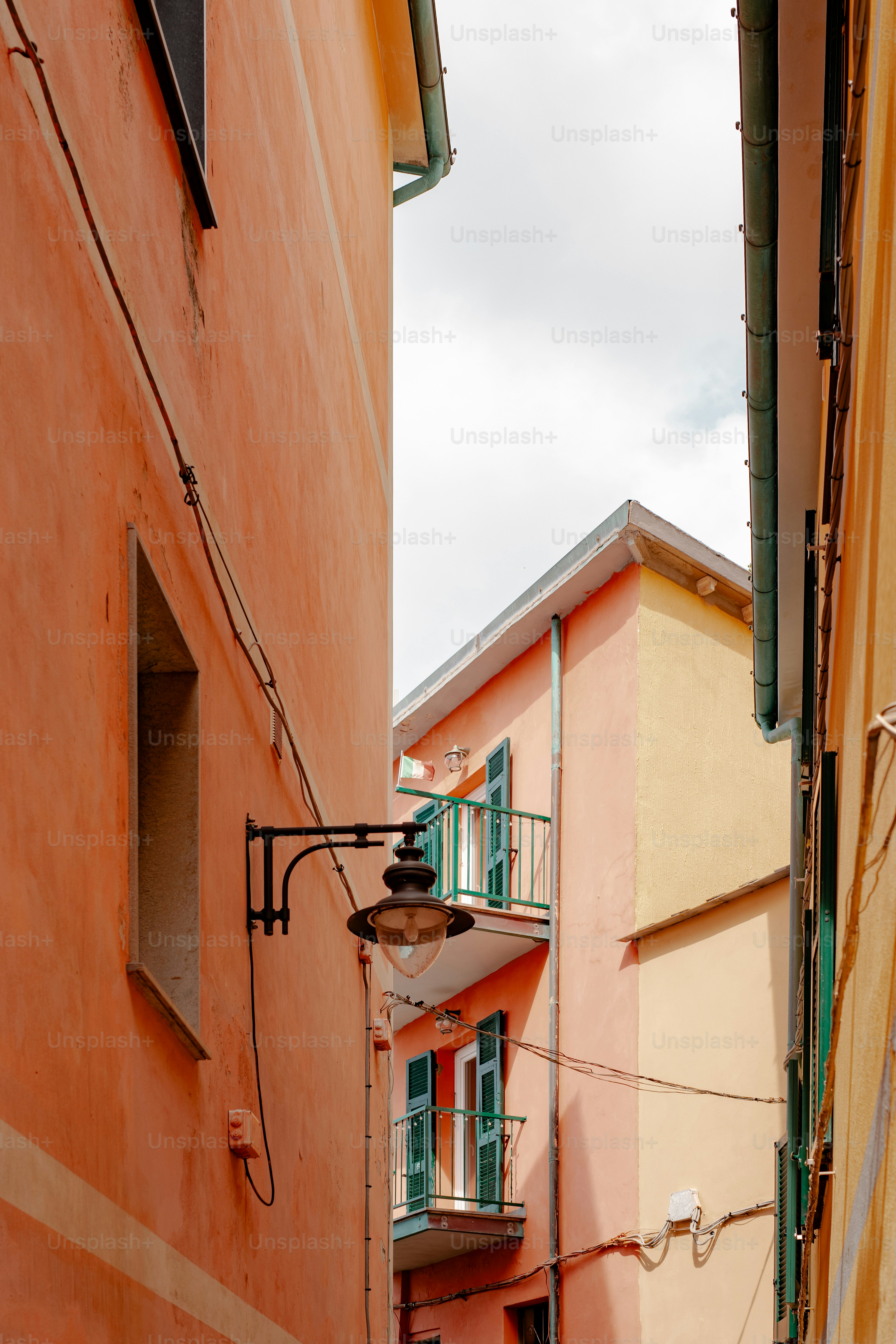 un lampadaire suspendu sur le côté d’un bâtiment