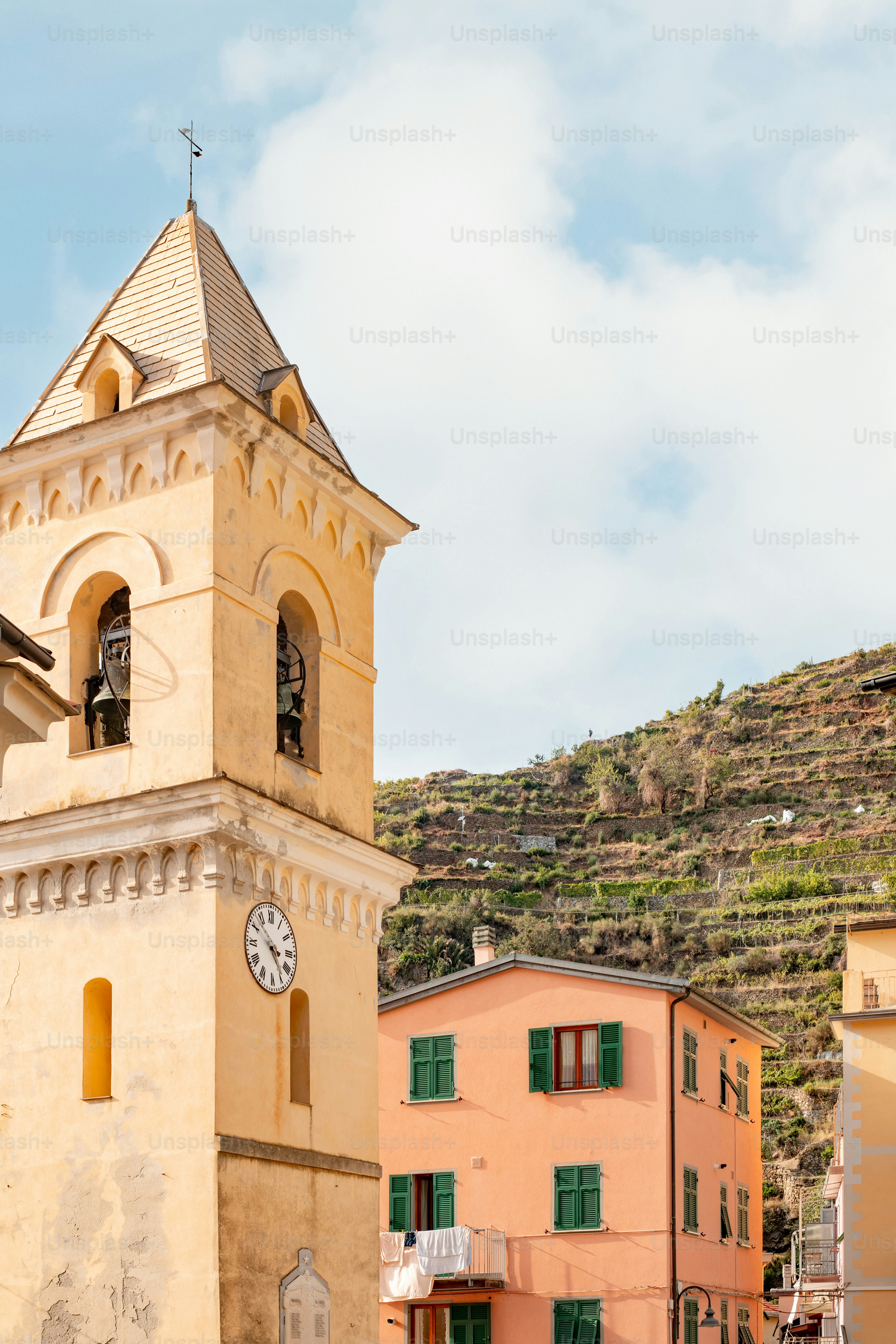 une haute tour avec une horloge au sommet