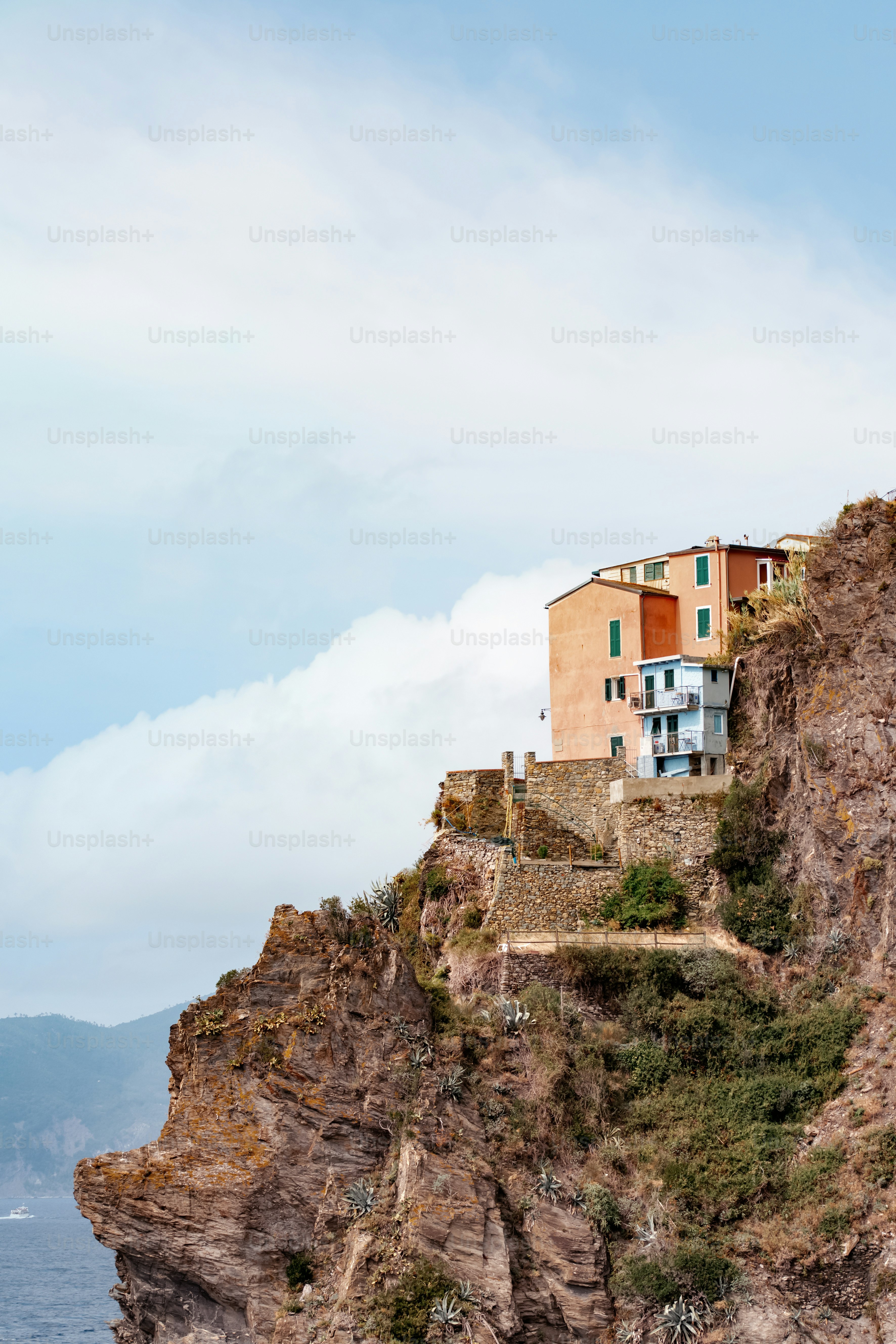 Une maison sur une falaise surplombant l’océan